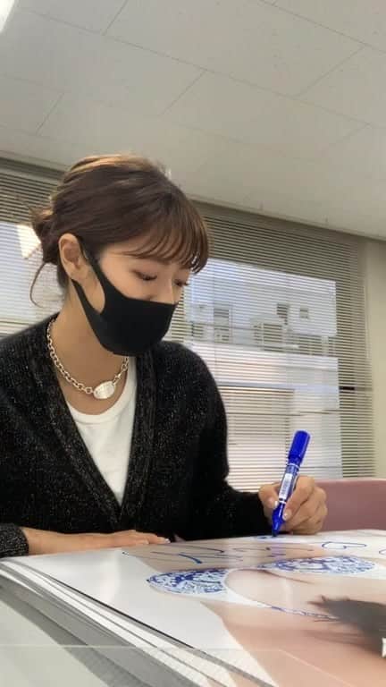 わちみなみのインスタグラム：「サイン書き終わりました！！  【わちみなみ2021年カレンダーお渡し会予約について🦩✨】  💛2020年12月20日（日）　 💛12:00～ 💛場所:書泉グランデ（神保町）  特典内容＆予約方法 詳細は、こちら↓ shosen.co.jp/event/148524/  また、わちちくらぶ会員の方は プレゼント抽選会に参加できます🙏 ぜひわたしのプレゼント受け取ってください🎁  🆕ホリプロオンラインショップでも 特典付販売決定！🆕 特典：直筆サイン入りカレンダー+オリジナル生写真（2種の内、ランダム1種） ご予約は、こちら https://horipro-shop.com/products/detail/」