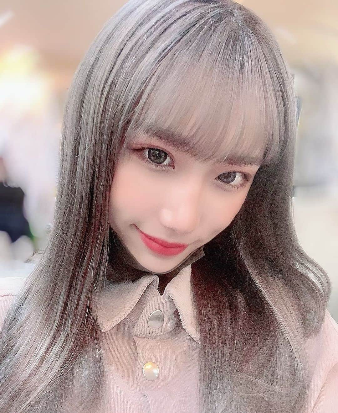 MOEKAのインスタグラム：「﻿ ﻿ ﻿ シールエクステ つけました😆﻿ 今週の日曜日はいよいよ…なので。﻿ ﻿ ﻿ ﻿ ﻿ たのしむ準備して待っててください^_^﻿ ﻿ ﻿ ﻿ ﻿ ﻿  #Bs2020 #buffaloes #ORIX #bsgirls #moeka_357 #moeka #bsg #orixbuffaloes #얼짱 #좋아요그램 #일상 #패션 #코디 #일상룩 #赞 #粉我 #漂亮 #얼짱 #셀피 #한국여행 #オルチャン #얼스타그램　#카페스타그램  #ハイトーンヘア #韓国メイク #韓国ヘアー #オルチャンメイク  #おしゃれさんと繋がりたい #アッシュグレー  #ロングヘア  #シールエクステ」