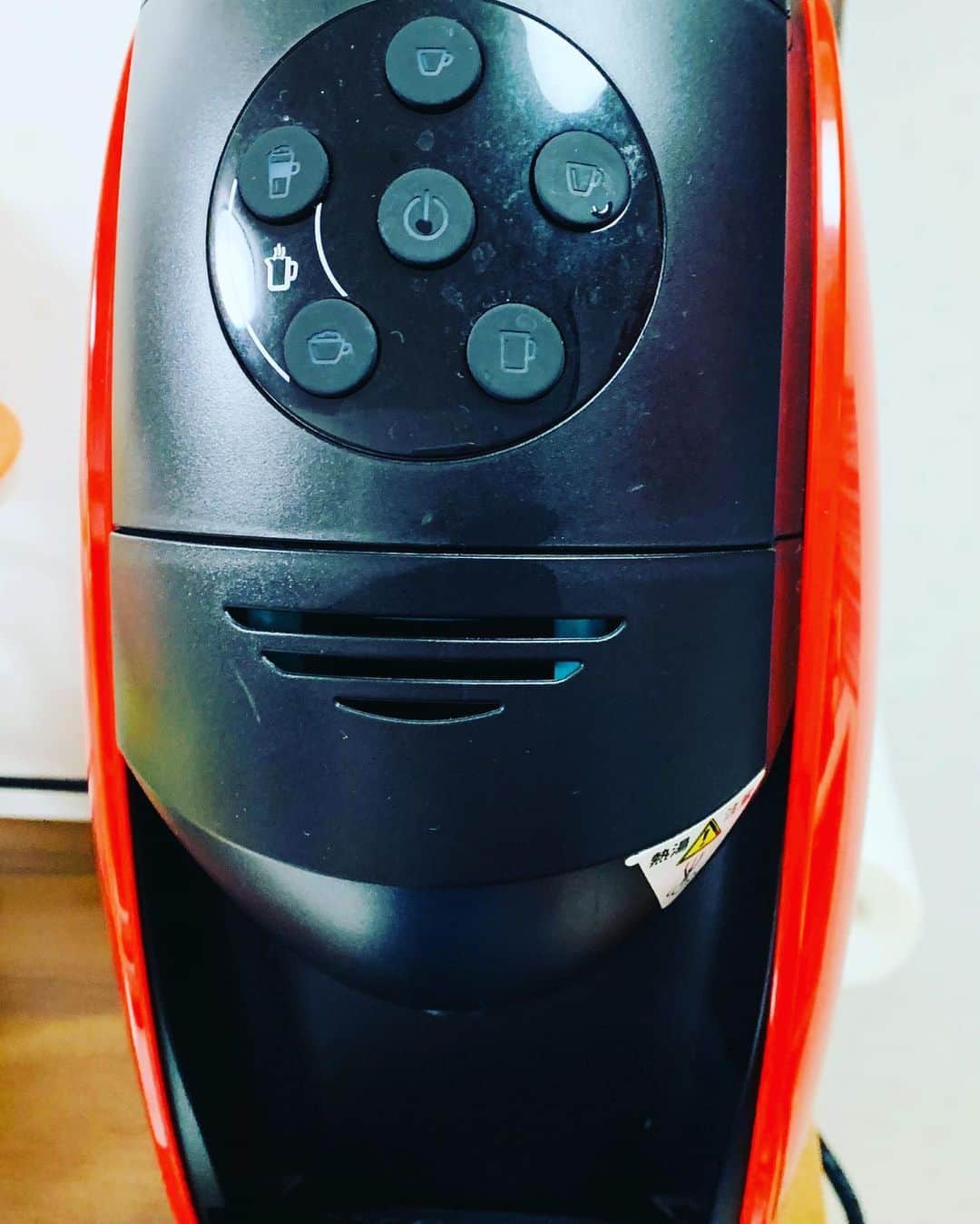 横山愛子のインスタグラム：「NESCAFE バリスタ！！！ 義母が使わなくなったということで、譲ってくれました🥰🥰 毎朝スティックコーヒー飲んでたから、めちゃくちゃ嬉しい🎁❣️ ブラックでもこれなら飲めるし^ - ^ 専用のミルクやキャラメル味もあるらしいので、早く買って飲んでみたい😃 ボタン一つで一瞬で熱々コーヒーができるなんて、毎朝至福の時間^ ^ #NESCAFE #バリスタ #こどものいるくらし  #2歳10ヶ月 #1歳」
