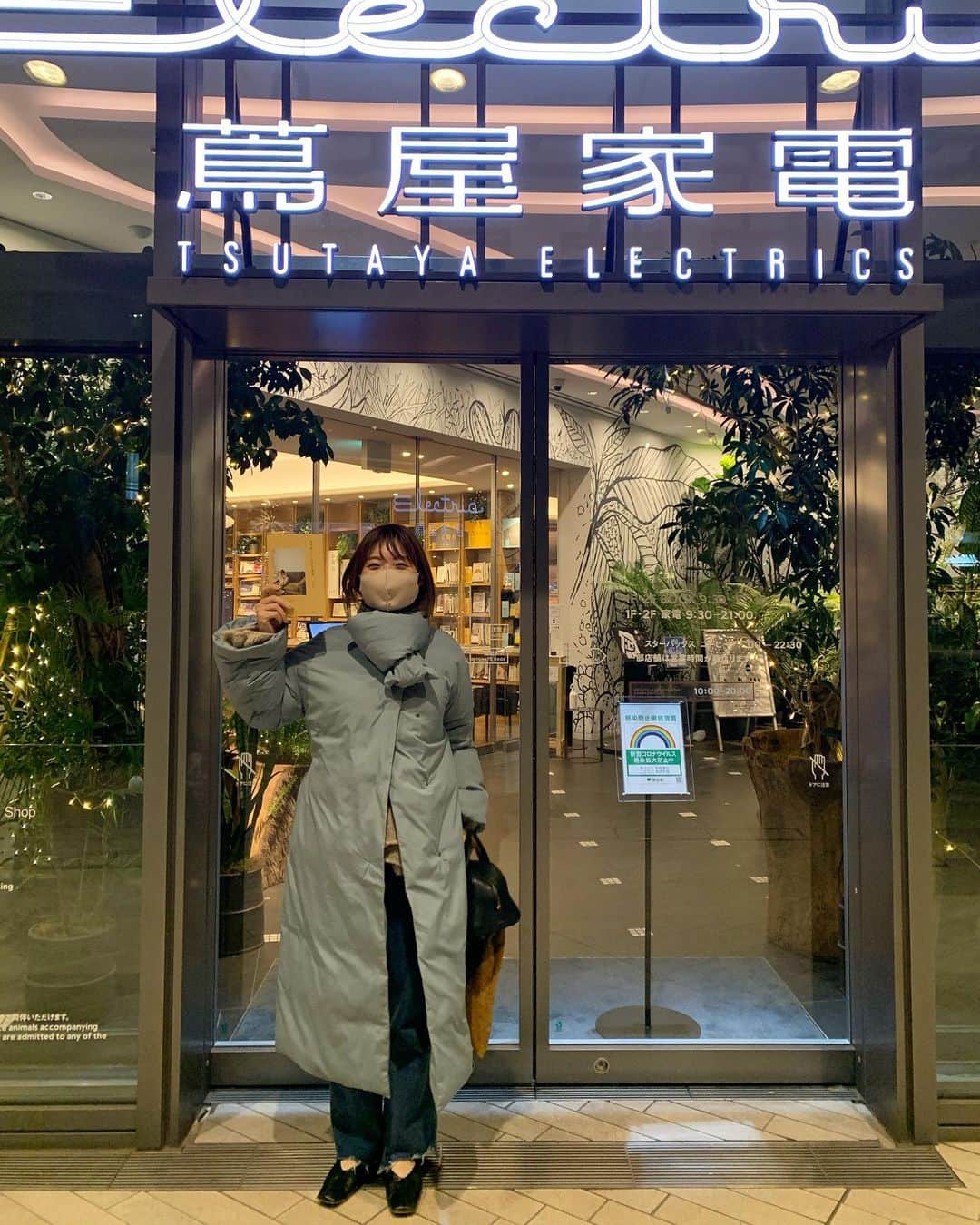 まつだみらいのインスタグラム：「今日は蔦屋家電（二子玉川店）で、 私が私らしく生きる美学のトークショーを行わせていただきました！  2部生で、 両回ともトークショーに加え、 お一人お一人とアクリル板越しになりますがお話しさせていただける時間も作らせて頂きました。  すごく短い時間ですが、 そこはプライベートな空間になり、 みなさんの想いやお話しをお聞かせ頂けて、とても嬉しかったです。  中には涙してくださる方もいらっしゃって、私も何度ももらい泣きしそうになりました😭  温かい空気に素直な言葉を沢山頂いて、 ものすごいパワーを得ました。  2020年の締めくくりに、 こんな機会を頂けて本当に 幸せです。  パワースポットのようでした。  編集の大森さんに、 ブックデザインをしてくださった福田さん、 蔦屋代官山のイベントの時にすごくお世話になった江川さんもトークショーに来てくださって、書籍が出版してから日が経つのに、 ずっと気にかけてくださる皆さんにも感動でした。  そして蔦屋家電の岩佐さんも素晴らしいサポートをしてくださって、終始楽しめました✨  中々大きなイベントをしたり、 都外のイベントは難しいけど、 やっぱり人からもらうパワーは凄い熱量があると再確認した時間でした。  たずさわってくださった皆様本当にありがとうごうざいます。  そして書籍の感想等をシェアしてくださる皆さまも本当にいつもありがとうございます！  今年はずっと助けてくれた 双葉社の中村さんもいつもいつもありがとうございます。  良い時間でした☺️  今日のお土産のマドちゃんブックマークと、 トナカイマドChristmas cardも是非活用してみてください🤍🎄🤶  #私が私らしく生きる美学」