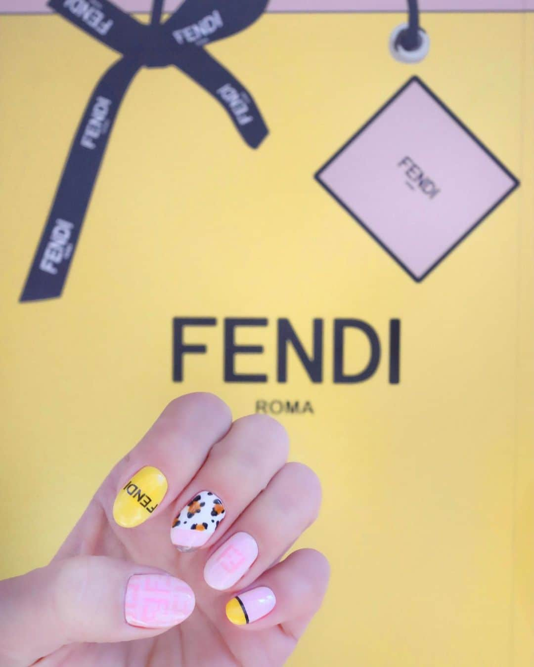 小沼瑞季さんのインスタグラム写真 - (小沼瑞季Instagram)「𝓃𝑒𝓌 𝓃𝒶𝒾𝓁 💅☕️💗💛✨﻿ ﻿ ﻿ 今期のFENDIとフェンディカフェを﻿ イメージしたネイルにしました🥰﻿ ﻿ 今期はウィメンズがピンクで﻿ メンズはイエローがテーマなんだそう💗💛﻿ ﻿ フェンディのロゴやヒョウ柄だったり﻿ 黄色とピンクの配色可愛すぎるっ😂﻿ 今回もスーパーお気に入りです🧸💘﻿ ﻿ ﻿ ﻿ #newnail#fendicaffe#ANNIVERSAIRECAFE#フェンディカフェ#アニヴェルセルカフェ#フェンディ#表参道カフェ#東京カフェ#カフェ巡り#ネイル#フェンディネイル#冬ネイル#ヒョウ柄ネイル#みいきネイル💅」12月16日 21時47分 - mizukikonuma