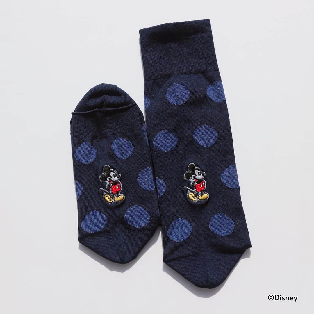 靴下屋公式アカウント（tabio）さんのインスタグラム写真 - (靴下屋公式アカウント（tabio）Instagram)「. “Mickey Design Art limited  socks” 2020.12.14 Mon ON SALE！！ . 2020年12月14日(月)より Tabio公式オンラインストア @tabio.jp にて、 ミッキーマウスをデザインしたオリジナルソックスの 限定販売スタート！ https://tabio.com/jp/Disny_Mickey/  . photo: バックスタイルにミッキーの刺繍を施した、 様々なスタイルに合わせやすいソックスです。 . ▷ミッキーマウス 刺繍ドット柄ソックス No.021131960_¥1,540(税込) ※22.5-24.5cm No.022140029_¥1,760(税込) ※25-27cm . . #tabio #tabio_official #tabiosocks #タビオ #20aw #021131960 #022140029 #socks #sockstagram #sockstyle #socksoftheday #ソックス #ソックスコーデ #靴下 #靴下コーデ #くつした #足元くら部 #足元コーデ #今日の足元 #legfashion #レッグファッション #ミッキー #ミッキーマウス #ディズニー #disney #mickeymouse #ディズニーコラボ #ディズニーコラボ商品 #ミッキーソックス #ディズニーグッズ」12月16日 21時48分 - tabio.jp