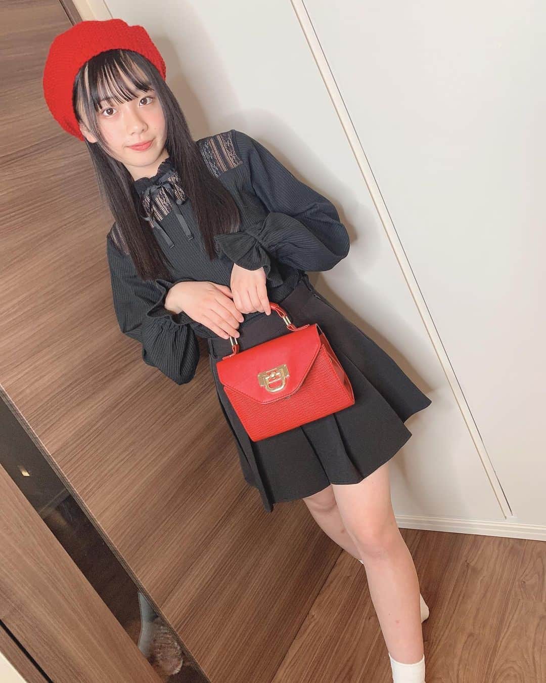 ひまひまチャンネルさんのインスタグラム写真 - (ひまひまチャンネルInstagram)「スタイリストさんに教えていただいたコーデをしてみました💓 ありがとうございます！  クリスマスっぽくて、クリスマスだー！という実感がわいてきますね！😉✨  赤と黒の組み合わせ最高です💓  （似たような写真が沢山あるのですが気にしないで見てくださると嬉しいです！）  ちなみにこの写真は、ママが撮ってくれました！ 上手い😳💪 （なぜか上から目線） ありがとう！  皆さんはクリスマス何を頼みますか？ ひまは、決まっていません！ （候補は足のマッサージ機） 教えてくれると嬉しいです！  今日も一日お疲れ様でした🌼   #ひまひまチャンネル #スタイリストさん #ありがとうございます #明日もいい日になりますように」12月16日 21時49分 - himahima_channel