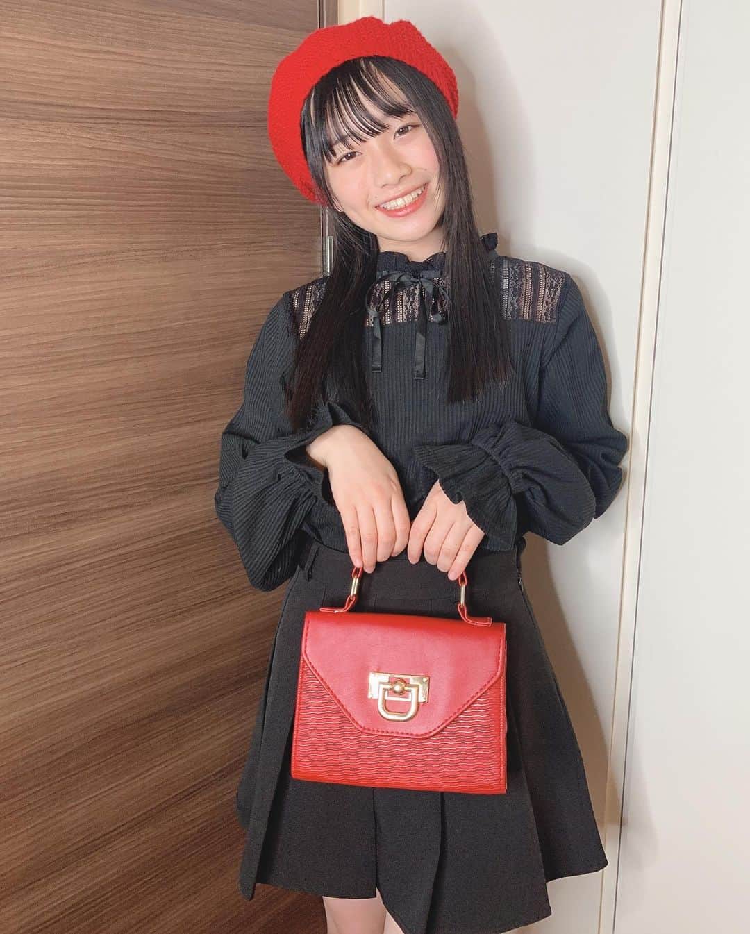 ひまひまチャンネルさんのインスタグラム写真 - (ひまひまチャンネルInstagram)「スタイリストさんに教えていただいたコーデをしてみました💓 ありがとうございます！  クリスマスっぽくて、クリスマスだー！という実感がわいてきますね！😉✨  赤と黒の組み合わせ最高です💓  （似たような写真が沢山あるのですが気にしないで見てくださると嬉しいです！）  ちなみにこの写真は、ママが撮ってくれました！ 上手い😳💪 （なぜか上から目線） ありがとう！  皆さんはクリスマス何を頼みますか？ ひまは、決まっていません！ （候補は足のマッサージ機） 教えてくれると嬉しいです！  今日も一日お疲れ様でした🌼   #ひまひまチャンネル #スタイリストさん #ありがとうございます #明日もいい日になりますように」12月16日 21時49分 - himahima_channel