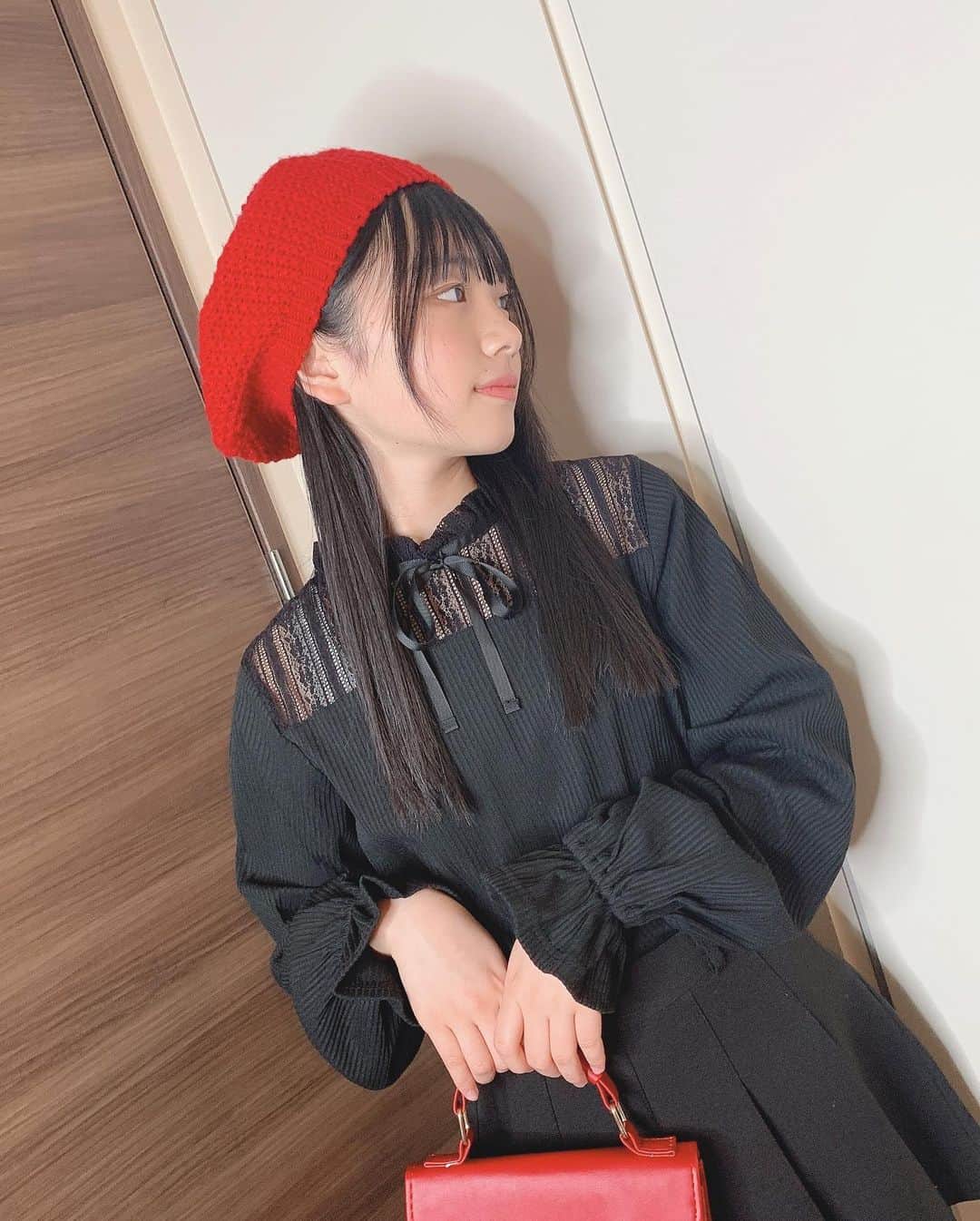 ひまひまチャンネルさんのインスタグラム写真 - (ひまひまチャンネルInstagram)「スタイリストさんに教えていただいたコーデをしてみました💓 ありがとうございます！  クリスマスっぽくて、クリスマスだー！という実感がわいてきますね！😉✨  赤と黒の組み合わせ最高です💓  （似たような写真が沢山あるのですが気にしないで見てくださると嬉しいです！）  ちなみにこの写真は、ママが撮ってくれました！ 上手い😳💪 （なぜか上から目線） ありがとう！  皆さんはクリスマス何を頼みますか？ ひまは、決まっていません！ （候補は足のマッサージ機） 教えてくれると嬉しいです！  今日も一日お疲れ様でした🌼   #ひまひまチャンネル #スタイリストさん #ありがとうございます #明日もいい日になりますように」12月16日 21時49分 - himahima_channel