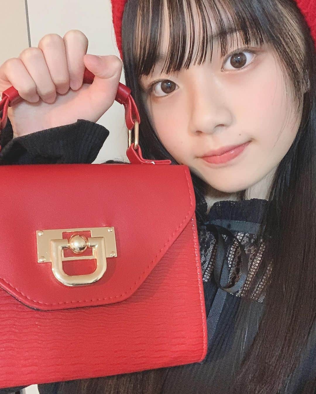 ひまひまチャンネルさんのインスタグラム写真 - (ひまひまチャンネルInstagram)「スタイリストさんに教えていただいたコーデをしてみました💓 ありがとうございます！  クリスマスっぽくて、クリスマスだー！という実感がわいてきますね！😉✨  赤と黒の組み合わせ最高です💓  （似たような写真が沢山あるのですが気にしないで見てくださると嬉しいです！）  ちなみにこの写真は、ママが撮ってくれました！ 上手い😳💪 （なぜか上から目線） ありがとう！  皆さんはクリスマス何を頼みますか？ ひまは、決まっていません！ （候補は足のマッサージ機） 教えてくれると嬉しいです！  今日も一日お疲れ様でした🌼   #ひまひまチャンネル #スタイリストさん #ありがとうございます #明日もいい日になりますように」12月16日 21時49分 - himahima_channel