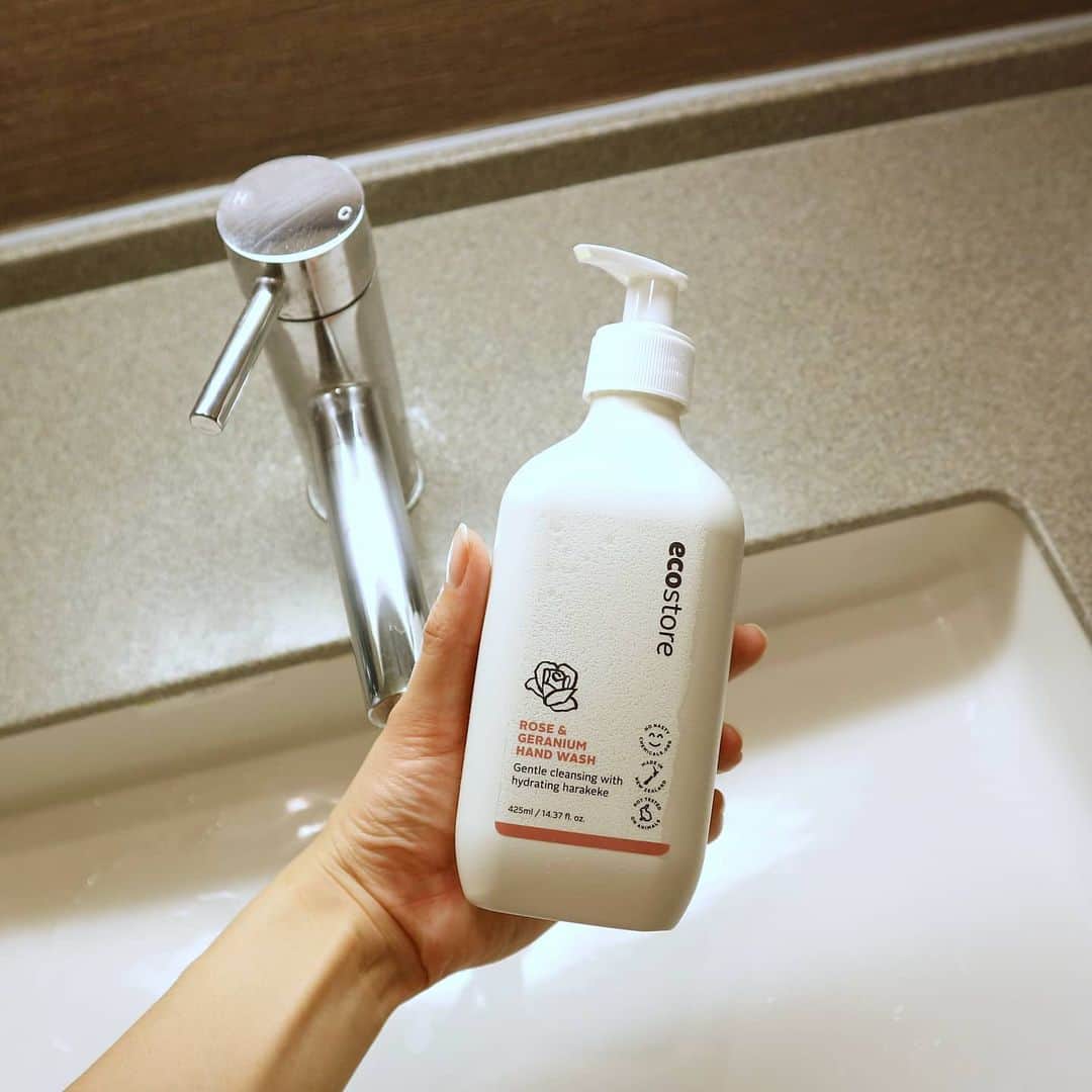 佐川愛果のインスタグラム：「最近のハンドウォッシュは @ecostore.jp のローズ&ゼラニウムの香りのもの🌹 自然な香りで保湿もしっかりされるし、パッケージも可愛くて好き💕  #エコストア #ecostore #ハンドウォッシュ #手洗い」