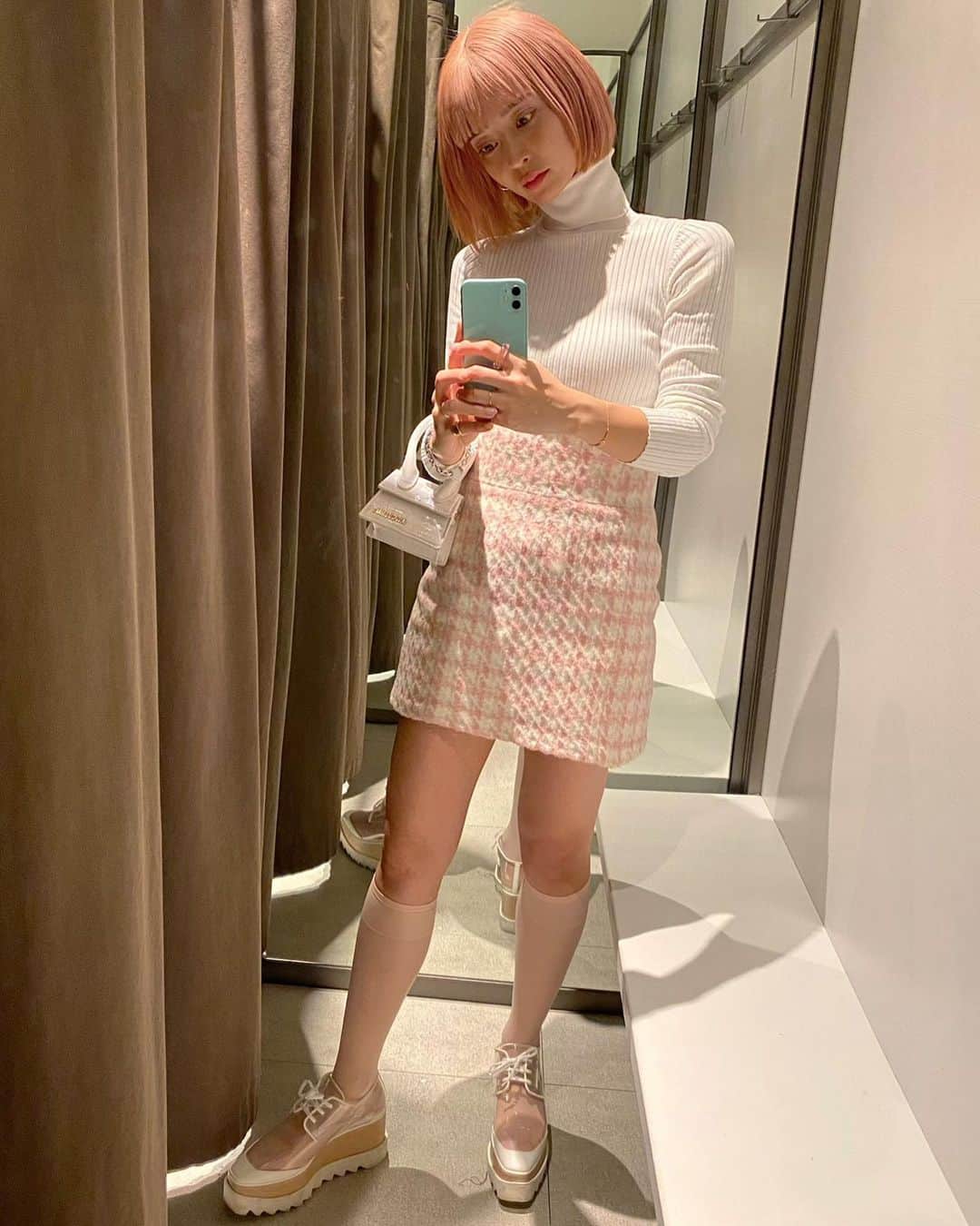 梅村実帆のインスタグラム：「久々の girly day 🎟🤍👙🧠 無性にピンク着たい日がたまにある🥺明日は多分黒着る ピンクシャンプーしたら髪ほんのりピンクになった💞」