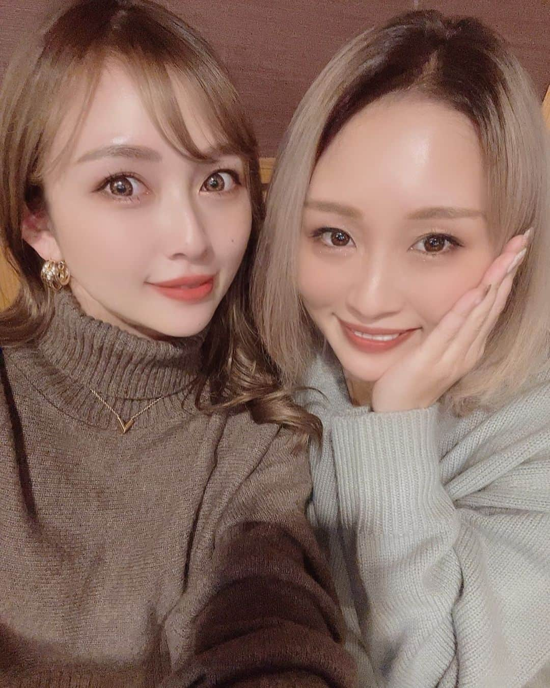 MAYAのインスタグラム：「sister♡ お姉ちゃんのおでこ✨ . . #リアル姉妹 #姉妹 #5歳差姉妹 #sister」