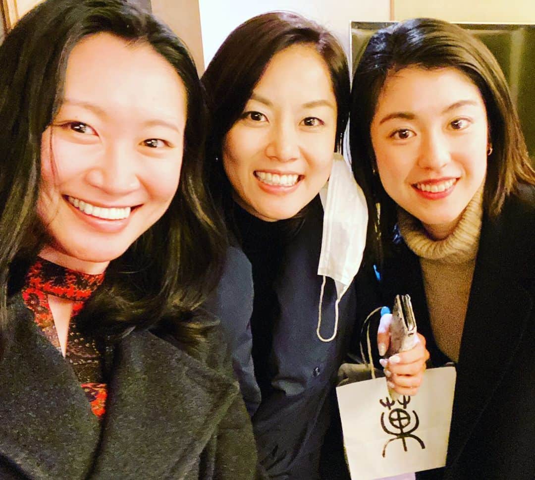 栗原文音のインスタグラム：「先日中川さんにお誘いいただき♡ たくさんのご縁を繋いでいただきました🥺✨ ずっとお会いたかった花田さんと3人でパシャリ😍😍✨ お2人とも決断力のある方で、たくさんパワーをいただきました🥺✨ 日々色んなことを考え、目標に向かって行動し、突き進んでいてとても刺激をもらえました！✨ 考えさせられることがたくさん☹️  また年明けに会えると良いな♡ ご縁に感謝🥺💓 これからもよろしくお願いします！  #中川聴乃さん#バスケットボール#花田真寿美さん#栗原文音#バドミントン#スポーツ#スポーツ会を盛り上げよう#出会いに感謝」