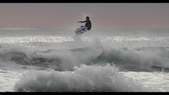 湯川正人のインスタグラム：「Light speed🦋🦋🦋  @lostsurfboardsjapan  @lostsurfboards  @mayhemsurfboards_mattbiolos  @luvsurf_japan  Driver 2.0 LIGHT SPEED LIGHT SPEED 2021年発売  Driver 2.0かなり良いです！！  🎥 @junichiro_harada」