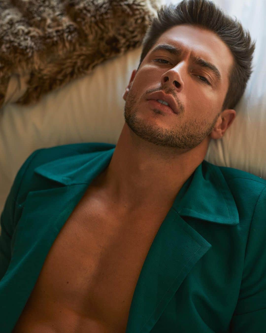 アンドレア・デンバーのインスタグラム：「Am I Christmas ready enough wearing this green? 🌲🎅🏻😁  Sono abbastanza natalizio con questo verde? 🌲🎅🏻😁 📸 @hello.henry x  @lofficielitalia」