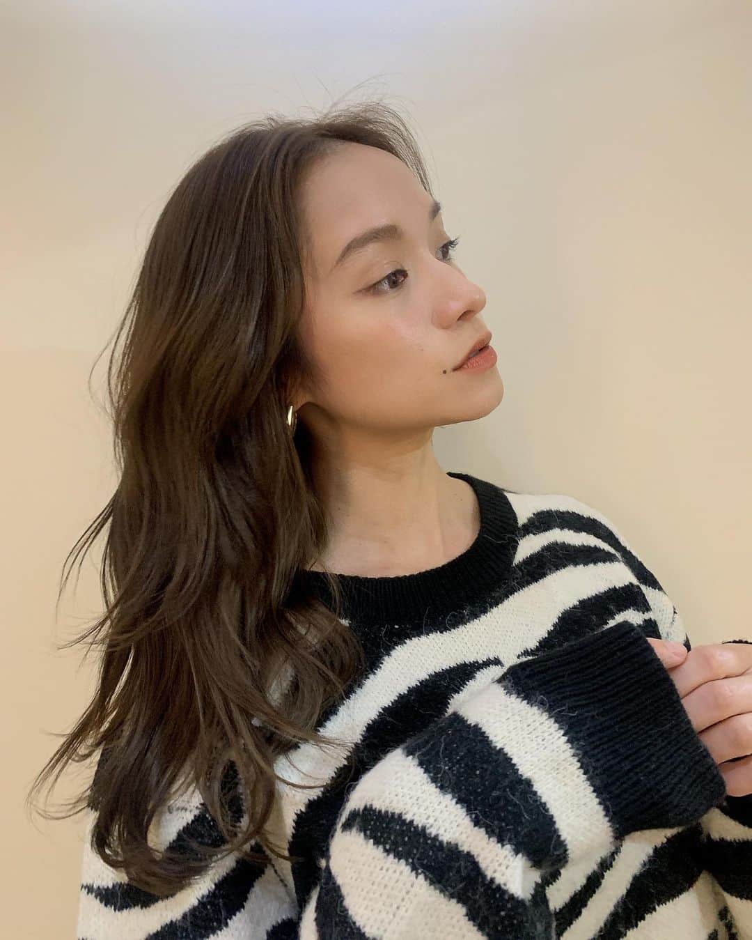 のインスタグラム：「🥀⇨🌹 Head massage & Treatment 年末年始も近いし髪の毛も大掃除ではないけど 綺麗に年越したいから♥️ @quown_hair  @aula_diva @sumii912 thank you so much✨」