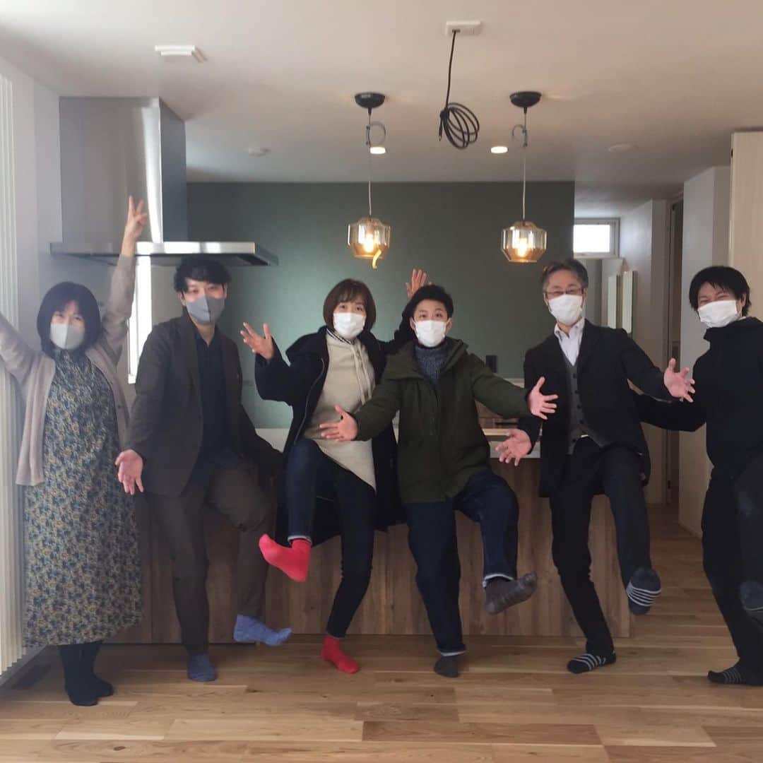 インゾーネさんのインスタグラム写真 - (インゾーネInstagram)「こんにちは！営業の中村です！  12月1月と嬉しいことにお引き渡しさせていただくオーナー様がたくさんおりまして、まずは12月お引き渡しの2組のオーナー様の完成お披露目会を先日行ってきました！  それぞれとっても素敵なおうちでこれから新しいおうちで生活することを考えるととても楽しみですね！O様、K様お家の完成おめでとうございます！！  最後は寒くなり人のお腹の上で朝、目を覚ましたしらたまです...！  #inzone #inzonewithactus宮の森  #inzonewithactus  #完成お披露目会  #johnsonhomes  #新築一戸建て  #インテリア #猫 #inzone中村ブログ」12月16日 16時23分 - inzone_design_labo