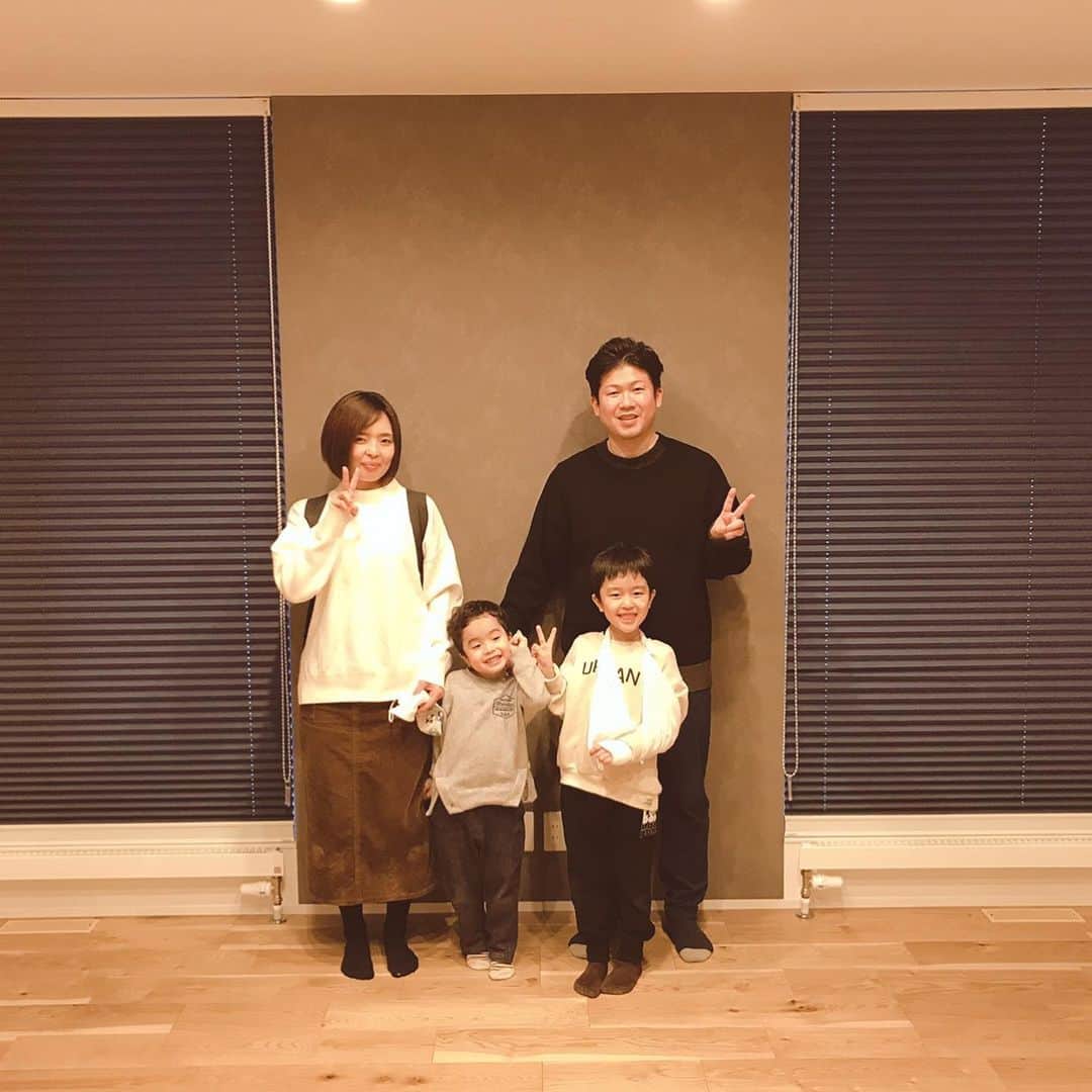インゾーネさんのインスタグラム写真 - (インゾーネInstagram)「こんにちは！営業の中村です！  12月1月と嬉しいことにお引き渡しさせていただくオーナー様がたくさんおりまして、まずは12月お引き渡しの2組のオーナー様の完成お披露目会を先日行ってきました！  それぞれとっても素敵なおうちでこれから新しいおうちで生活することを考えるととても楽しみですね！O様、K様お家の完成おめでとうございます！！  最後は寒くなり人のお腹の上で朝、目を覚ましたしらたまです...！  #inzone #inzonewithactus宮の森  #inzonewithactus  #完成お披露目会  #johnsonhomes  #新築一戸建て  #インテリア #猫 #inzone中村ブログ」12月16日 16時23分 - inzone_design_labo