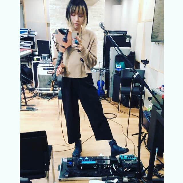 のインスタグラム：「ゲネの日の🎻👞 一目惚れしたカンペールのブルーのブーツ🫐✨ さすがっす。この手のブーツなのにめちゃくちゃ軽い！！ そしてこのシルエットが好きすぎる。Perfect✨✨ . tops @zara  bottoms @surrearis  boots @camper_japan  effecter  @boss_jpn   #ootd #fashion #studio #camper #zara #surrearis #boss」