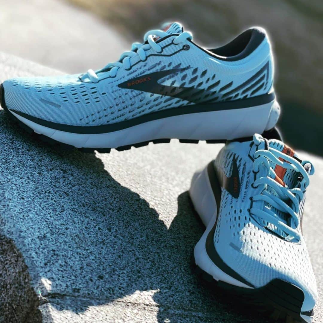 のインスタグラム：「いつものごとく彩湖走ってきたらBROOKSのハイペリオンテンポを履いているランナーさんが🏃‍♂️✨ もともと米国では100年の歴史あるブランドだし、BROOKSの企業努力なんだけどBROOKS japanのアンバサダー(看板娘)としては嬉しかったの🥺✨ ちなみにこちらのシューズはghostです🙇‍♀️笑 あ、ネイル変えました💅笑 #brooks #japan #marathon #runner #running #training #マラソン #マラソン女子 #ランニング #ランニング女子 #new #nail」