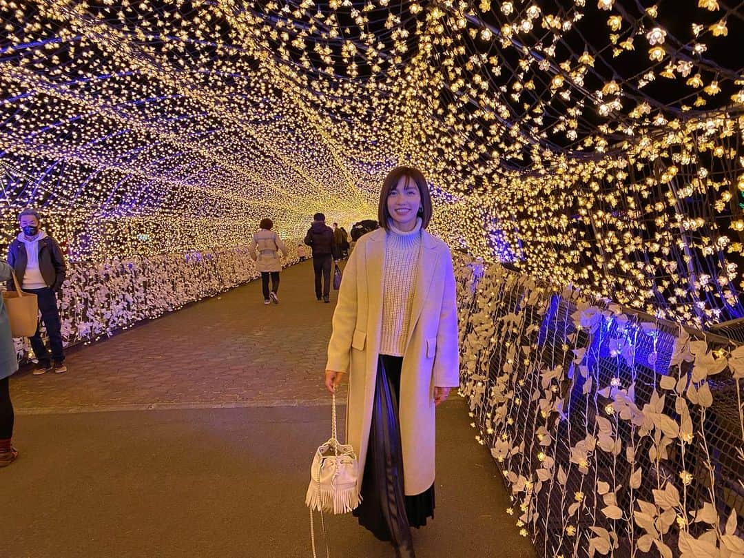 黒宮ニイナのインスタグラム：「今年初めてのイルミネーション🎄✨ 大井競馬場がこんな素敵な事になってるなんて知らなかった☺️ 子どもたちも初めて来た場所に大興奮👦🏻👧🏻  見渡す限りたくさんの光と迫力の噴水ショーがあったりポニーと写真が撮れたり、競馬場の広い敷地内なので密にならずにお散歩しながら大人も子どもたちも楽しめるのがとても良かった💓  今年も我が家のやんちゃお二人さんにもサンタ🎅さんは来るんでしょうかね😁  #イルミネーション #大井競馬場イルミネーション #東京メガイルミ #クリスマス #クリスマスイルミネーション #ママ #2児ママ #2人育児 #兄妹育児 #3歳差兄妹 #ママライフ #mama #mamalife」