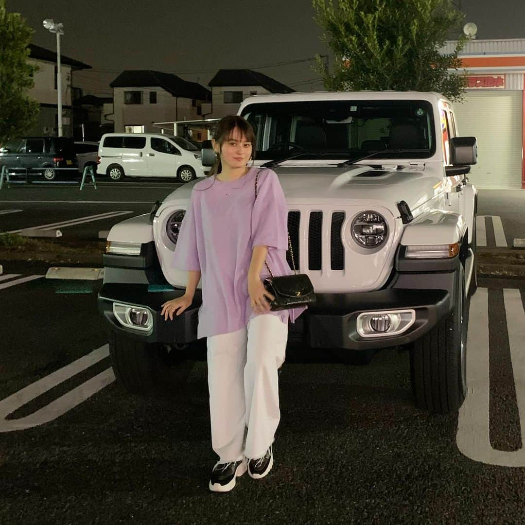 奥山夏織さんのインスタグラム写真 - (奥山夏織Instagram)「意外と女の子から#Jeep について連絡をくれるので、今回はcoordinate×JLラングラーちゃん投稿💓 ・ tops #snidel bottom #ronherman shoes #daniellaandgemma bag #chanel ・ @three_stones_2018 さんで#jeepwranglerunlimitedsahara をご手配いただきました🙏✨可愛すぎる！私ももちろん運転しますよ🚗✨ ・ 軽自動車(#ハスラー)▶️輸入車(大きめ)なのでいきなりのグレードアップですが😂💓お友達のみなさん、これでドライブ行きましょう♪🙋‍♀️ YouTube開設もこのラングラーのため✨すでに何個かアップしているので見て欲しいです❣️(プロフィールのトップから飛べるよ！) ・ ※今回はぽっちゃりお休みです💓 でもゆるっとしたのを着ております✨笑 ・・・ #jeep #jeepwrangler #ジープ #ジープラングラー #四駆女子 #ドライブ #外車 #輸入車 #jeep女子 #jeepのある生活 #jeeplife #ラングラー女子 #jlラングラー  #instafashion #fashion #coordinate #instacoordinate #outfit #ootd #ファッション #コーディネート #ドライブコーデ」12月16日 16時28分 - okuyama_kaori