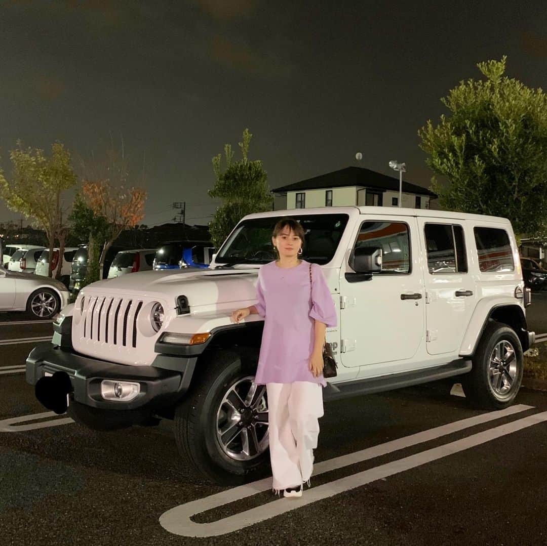 のインスタグラム：「意外と女の子から#Jeep について連絡をくれるので、今回はcoordinate×JLラングラーちゃん投稿💓 ・ tops #snidel bottom #ronherman shoes #daniellaandgemma bag #chanel ・ @three_stones_2018 さんで#jeepwranglerunlimitedsahara をご手配いただきました🙏✨可愛すぎる！私ももちろん運転しますよ🚗✨ ・ 軽自動車(#ハスラー)▶️輸入車(大きめ)なのでいきなりのグレードアップですが😂💓お友達のみなさん、これでドライブ行きましょう♪🙋‍♀️ YouTube開設もこのラングラーのため✨すでに何個かアップしているので見て欲しいです❣️(プロフィールのトップから飛べるよ！) ・ ※今回はぽっちゃりお休みです💓 でもゆるっとしたのを着ております✨笑 ・・・ #jeep #jeepwrangler #ジープ #ジープラングラー #四駆女子 #ドライブ #外車 #輸入車 #jeep女子 #jeepのある生活 #jeeplife #ラングラー女子 #jlラングラー  #instafashion #fashion #coordinate #instacoordinate #outfit #ootd #ファッション #コーディネート #ドライブコーデ」