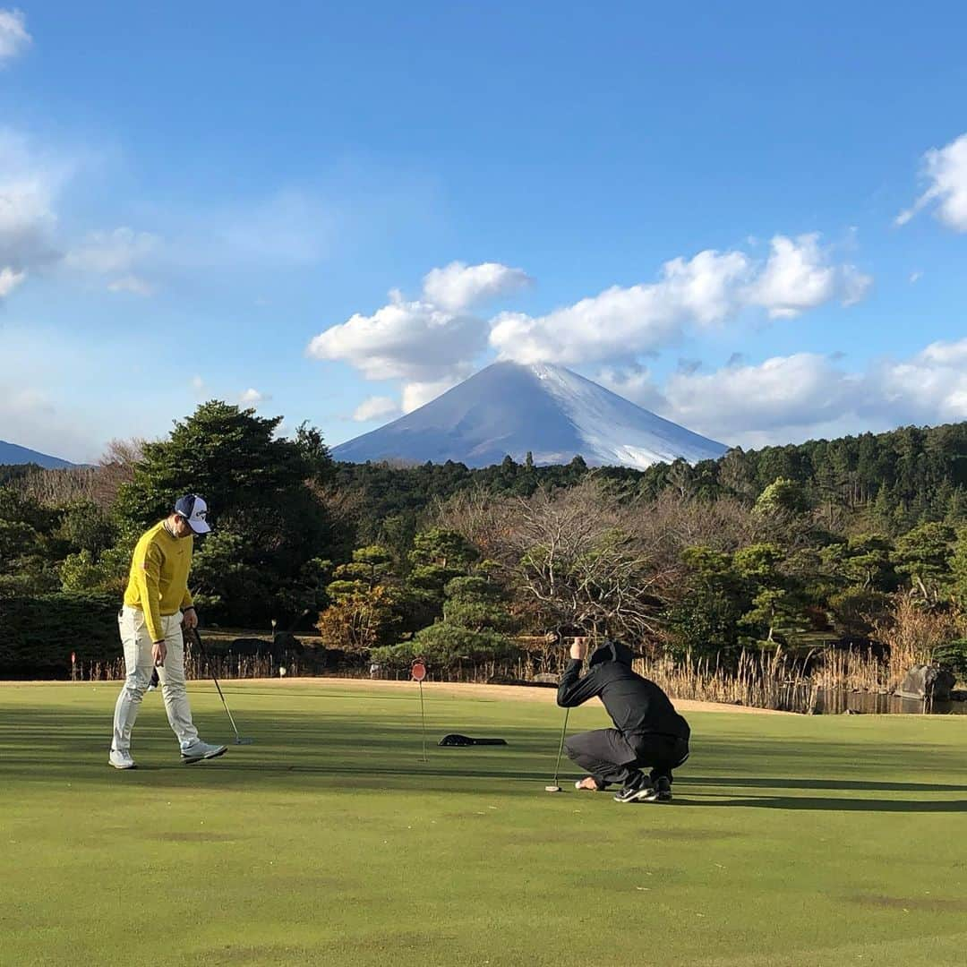  JGTO 男子プロゴルフツアーさんのインスタグラム写真 - ( JGTO 男子プロゴルフツアーInstagram)「『ゴルフ日本シリーズJTカップ presents ネクストプレヤーズカップ』が明日グランフィールズカントリークラブ（静岡県三島市）にて開催されます⛳️ 今日は各選手練習ラウンドでコースをまわり調整🏌️‍♂️ 明日の今大会の模様は、YouTubeライブ（スポーツ報知公式サイト、JTカップ公式サイト）にて朝7:50より配信予定です📺 ぜひご覧になってください！💁 https://www.jti.co.jp/sports/jtcup/npc/index.html #高山忠洋 #竹谷佳孝 #小鯛竜也 #jgto #男子ゴルフ #golftournaments #ゴルフ日本シリーズjtカップ #グランフィールズカントリークラブ」12月16日 16時32分 - japangolftour