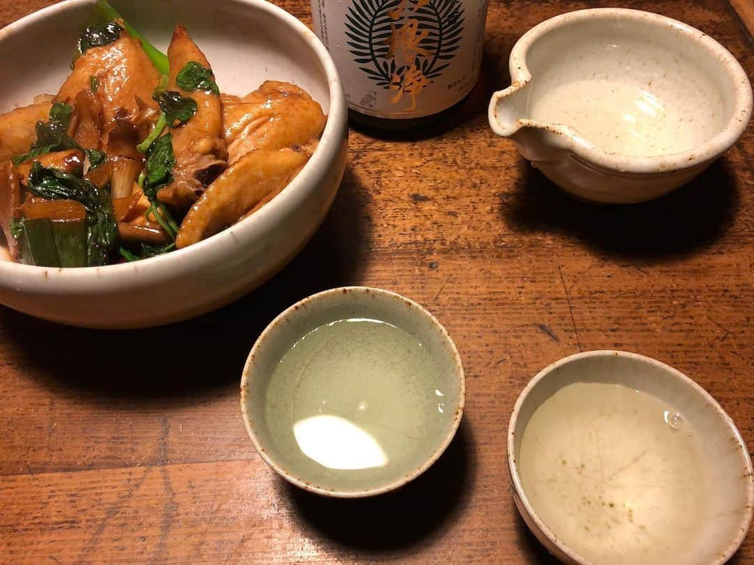 職人.comさんのインスタグラム写真 - (職人.comInstagram)「三杯鶏は香港出店でお世話になったジャランジャパンさんから銀座ショールームの開店祝いに頂いた絶品の日本酒と。至福の時間でした。青龍窯の煎茶碗をぐい呑みとして使用しております。 @shokunincom  #職人ドットコム #京都市 #キッチン用品 #調理道具 #料理道具 #台所道具 #手仕事 #暮らしの道具 #暮らしを楽しむ #工芸品 #民芸 #民藝 #器のある暮らし #焼き物 #平清水焼青龍窯 #青龍窯 #平清水焼 #平清水焼き #平清水焼の器 #平清水焼七右エ門窯 #七右エ門窯 #三杯鶏 #三杯 #ジャランジャパン #六根浄 #台湾料理 #台湾料理レシピ」12月16日 16時32分 - shokunincom