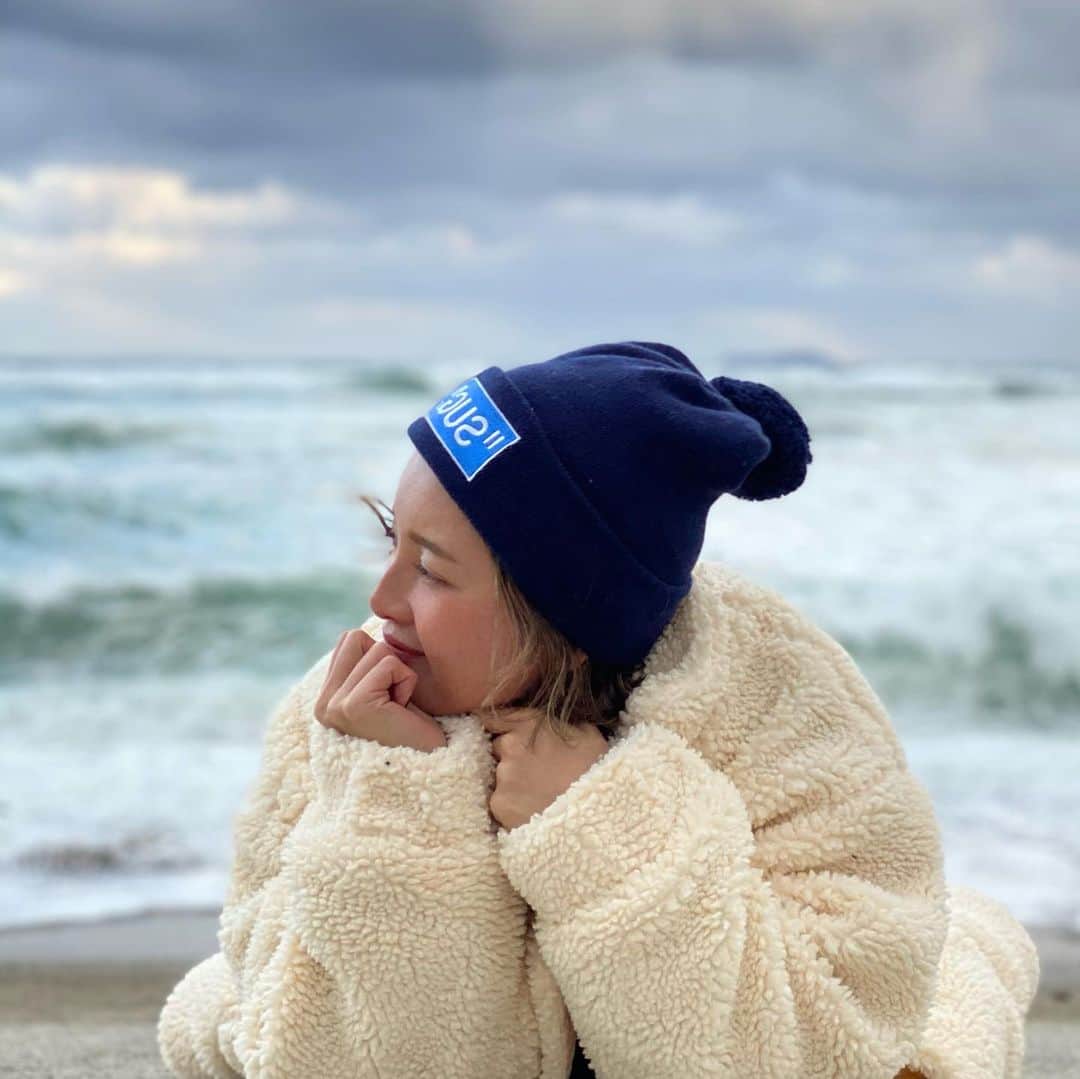 Tomoyo Umezawaさんのインスタグラム写真 - (Tomoyo UmezawaInstagram)「仕事で @yuri_s_official が 中国地方に行くとのことで ついていったよ🦎 久々にこんなにずっと2人でいた（笑） ・ 日本海🌊は寒かったけど 綺麗だったぁ*° ・ 寒い海で 風が強いときは ニット帽がベスト🧦 ・ この日のニット帽は @shonan_underground  ・ ・ ・ ・ #女子旅 #中国地方 #日本海 #ニット帽 #旅行好き女子 #旅 #trip」12月16日 16時35分 - _umetomo_