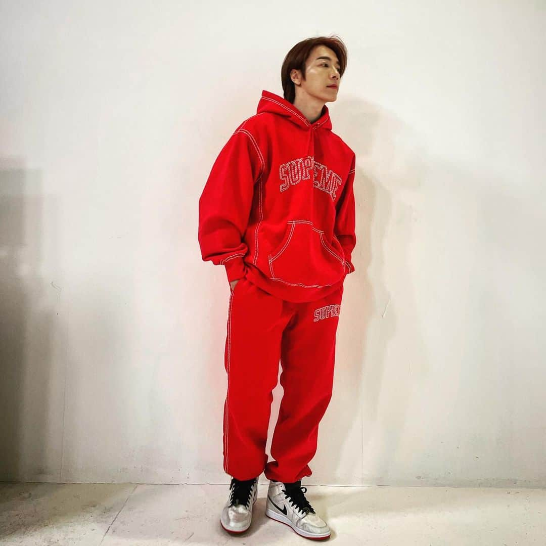 ドンヘさんのインスタグラム写真 - (ドンヘInstagram)「Red Time :)」12月16日 16時35分 - leedonghae