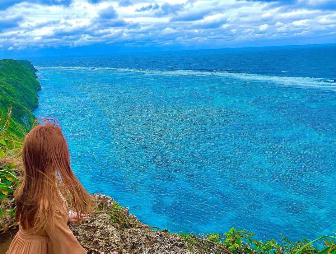 のインスタグラム：「.  伊良部島の三角点🏝 . . . . 隠れた観光スポットらしく、目の前には絶景が広がっていますが 柵も何もない崖っぷちなのでスニーカー推奨👟&お子様連れは要注意です🙅‍♀️  大人の私でも怖くて足がガタガタ震えてしまい ほふく前進状態でした😳 . . . . . . . #宮古島 #miyakoisland #japan #日本の風景 #三角点 #gotoキャンペーン #gotoトラベル #伊良部島 #伊良部島三角点 #景色写真 #日本の絶景 #絶景スポット #崖の上のポニョ #崖 #海 #海のある生活 #スカイブルー #ターコイズブルー #ブルー #blue #sea #siteseeing #japantravel #離島巡り #離島 #景色写真 #インスタ映え #観光スポット #絶景ポイント #青い海 #シュノーケリング」