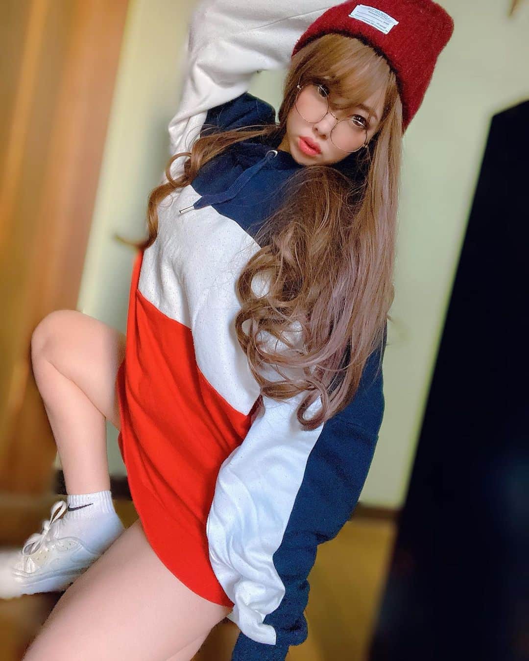 のインスタグラム：「@hm  @nike  @heartmarket   熱。寒い。病院休み🏥からの若作り…ぴえん✨❄️  #girl #nike #雰囲気好きな人いいね #ギャル #アパレル #パーカー #fashion#プチプラ #nikeairmax  #ギャルメイク #casual #原宿ファッション #hm  #韓国ファッション  #お洒落さんと繋がりたい #ビッグシルエット #fashion #メンズライク #ニット帽 #ナイキ女子 #ナイキスニーカー #ナイキエアマックス #エアマックス #メガネ #instalike #me #スニーカーコーデ #スポーティー #instagood #スニーカー好きな人と繋がりたい @c.h.a.t.a.13 🇯🇵  @snsmarketjp @vijozukan @bjlove_diary @bijo_zukan @ccbijyogram @bijogram_a_girl @bijohyakka17 @kawaii__hotgirl @ccbijyogram @rea.pro_2 @beauty_cute_photo @love_bestjapan @edit_artpics @special_spot_ @invisible_cool_part @happy_rainbowclub @ap_iapan @ultra_wide_apj @edit_a_cbloggers @lovers_amazing_group @japan_beautiful_days」