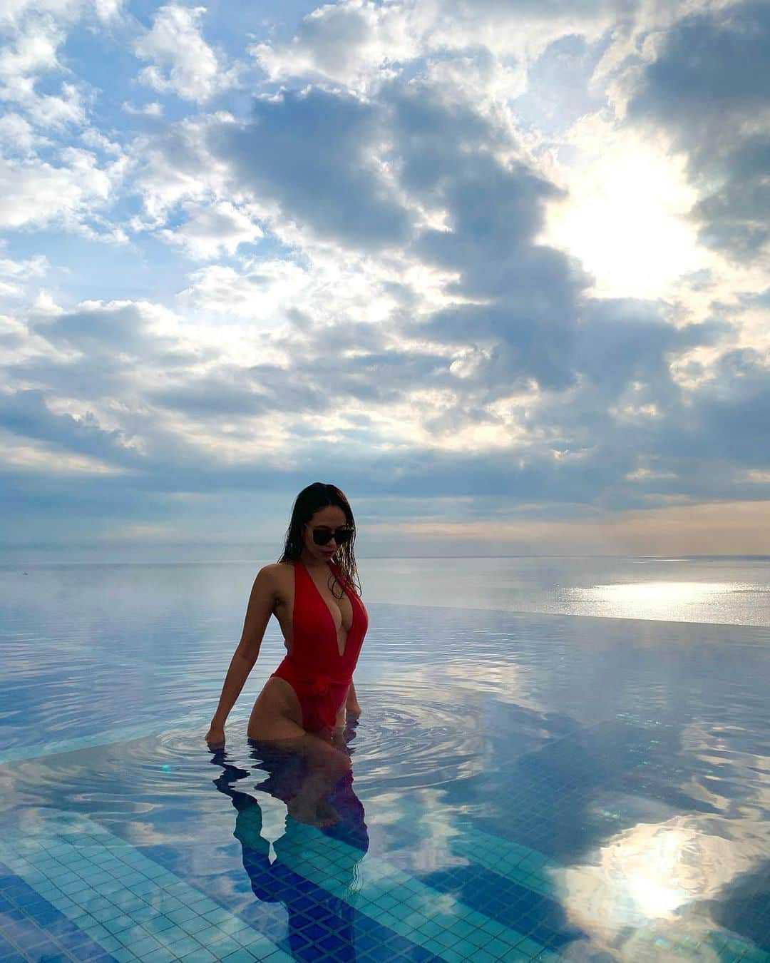 エリカ・セイラさんのインスタグラム写真 - (エリカ・セイラInstagram)「Professional daydreamer🌤♨️  #infinitypool #sunrise #oceanview #vacation #traveling #thermalspa #skyphotography #インフィニティプール #ホテルプール #ホテルステイ #大磯プリンスホテル #プール #温泉 #インフルエンサー #モデル #bikinimodel #eurasian #halfjapanese #spa #スパ #ホテルスパ #hotelstay #hotsprings #beautifulview #breathtaking #nofilterneeded #pooltime #luxuryhotel #vacationphotography」12月16日 16時42分 - erica_sarah_