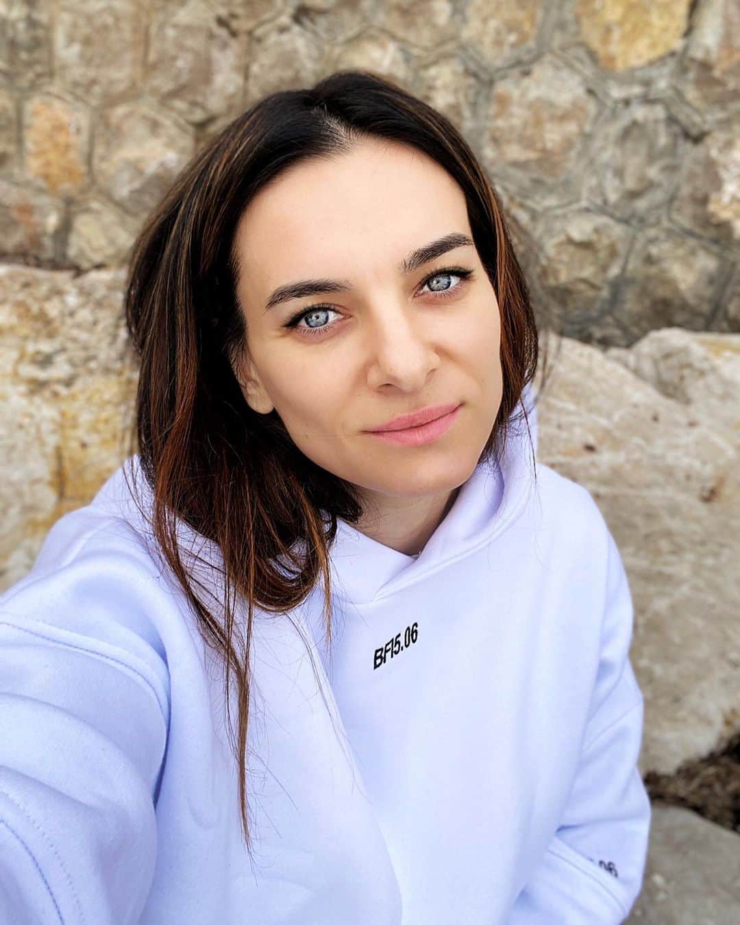 エレーナ・イシンバエワのインスタグラム：「🤦🏻‍♀️Боже мой, поверить не могу в то,  что Вы  приняли за чистую монету эту ересь, о назначении меня судьей Конституционного суда РФ 🤦🏻‍♀️ ⠀ Эта фэйковая новость вышла на «сатирическом сайте новостей» и вы тут же в неё поверили 🤦🏻‍♀️🤦🏻‍♀️🤦🏻‍♀️ ⠀ Будьте умными, проверяйте источники информации. ⠀ Будьте добрее ко мне. Сколько ж  можно лить грязи и желчи?! Остановитесь ⛔️🦶🏻 ⠀ 🤦🏻‍♀️My God, I can't believe that you took at face value this heresy about appointing me as a judge of the Constitutional Court of the Russian Federation 🤦🏻‍♀️🤦🏻‍♀️🤦🏻‍♀️ ⠀ This fake news came out on the "satirical news site" and you immediately believed it 🤦🏻‍♀️ ⠀ Be smart, check the sources of information. ⠀ Be kind to me. How much dirt and bile can you pour?! Stop it ⛔🦶🏻」
