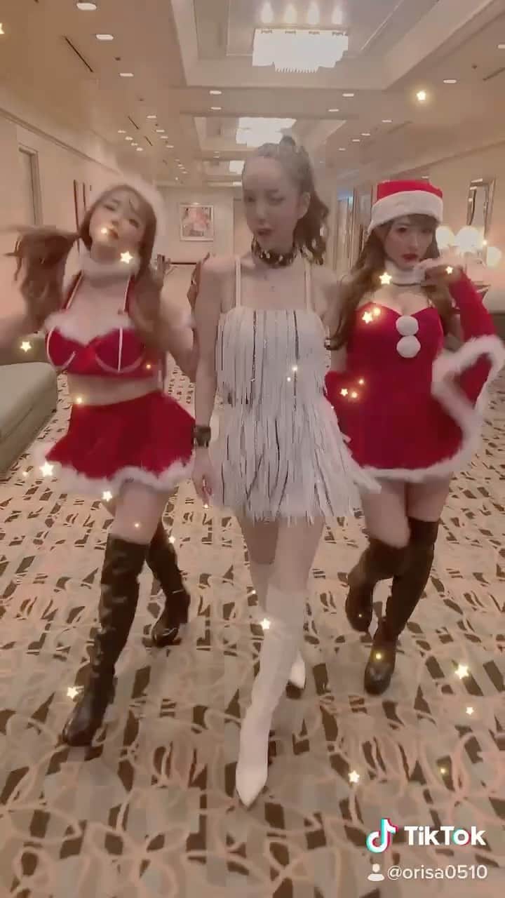 のインスタグラム：「🎄 #安室奈美似 さんと 初TikTokコラボ♥️♥️ ・ ・ 他にもたくさん撮影したので 順番に載せていきます✨ ・ ・ @akinainakamori  ありがとうございました✨ ・ ・ ・ ・ コスプレは @dress_tika  ・ ・ ・ ・ ・ #tiktok#tiktokjapan#model#dancer#コラボ#安室ちゃん#安室奈美恵#ものまね#モデル#モデルウォーク#コスプレ#サンタコス#サンタコスプレ」