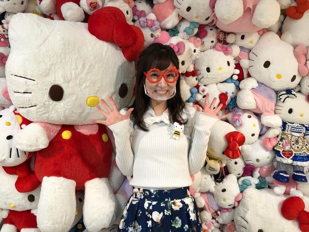 世永聖奈さんのインスタグラム写真 - (世永聖奈Instagram)「🎀🍎﻿ ﻿ 『ハローキティコレクション展』﻿ ﻿ 丸井今井札幌本店で29日まで開催！﻿ ﻿ きょうはこのコレクション展のプロデューサーであり、 サンリオ月刊情報誌「いちご新聞」元編集長である 高桑秀樹さんのトークショーで MCを担当させて頂きました！﻿ ﻿ 日本のかわいい文化の先駆者キティちゃんの世界を みなさん体感してみてください❤️﻿ ﻿ かわいいが止まりません！！！﻿ ﻿ #ハローキティコレクション展﻿ #ハローキティ #キティちゃん #サンリオ﻿ #かわいい #映え #フォトスポット﻿ #プロデューサー #高桑秀樹 さん﻿ #月刊情報誌 #いちご新聞﻿ ﻿ #HBC #北海道放送 #今日ドキッ﻿ #アナウンサー #世永聖奈 #セナスタグラム﻿ #日下怜奈 #妹 #別仕事だけど会えた﻿ #れーな ﻿」12月16日 16時53分 - hbc_yonagasena