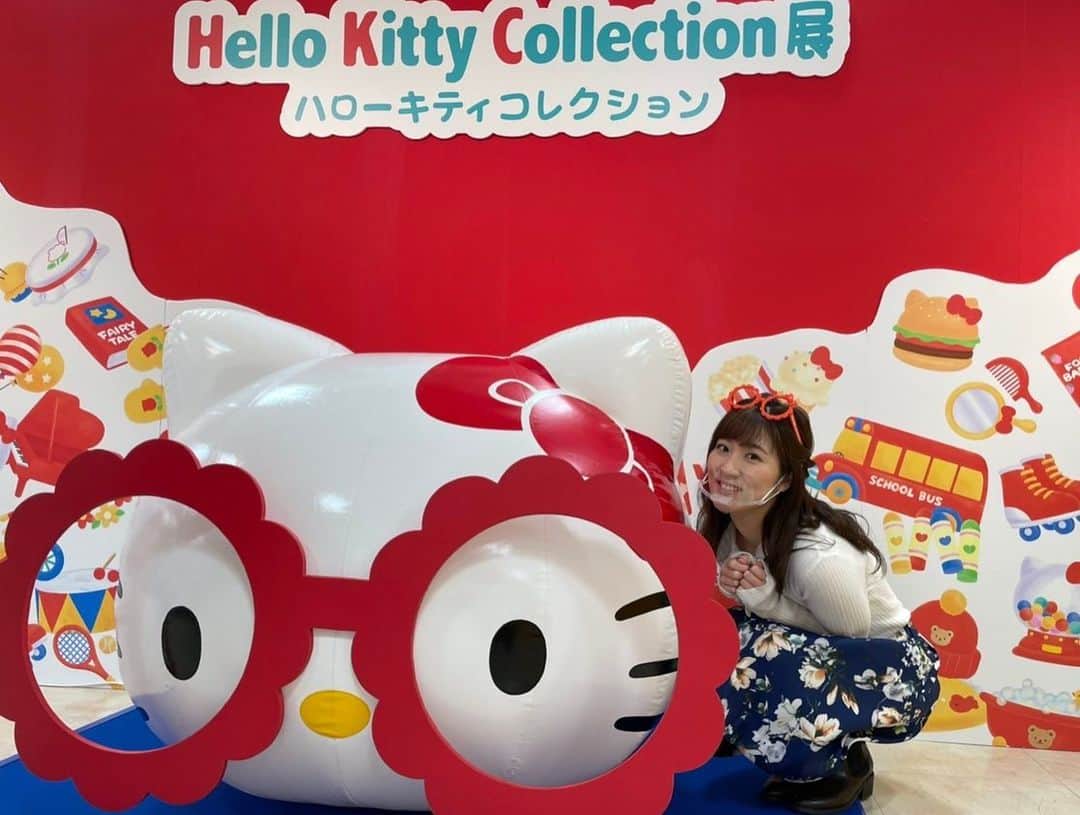 世永聖奈さんのインスタグラム写真 - (世永聖奈Instagram)「🎀🍎﻿ ﻿ 『ハローキティコレクション展』﻿ ﻿ 丸井今井札幌本店で29日まで開催！﻿ ﻿ きょうはこのコレクション展のプロデューサーであり、 サンリオ月刊情報誌「いちご新聞」元編集長である 高桑秀樹さんのトークショーで MCを担当させて頂きました！﻿ ﻿ 日本のかわいい文化の先駆者キティちゃんの世界を みなさん体感してみてください❤️﻿ ﻿ かわいいが止まりません！！！﻿ ﻿ #ハローキティコレクション展﻿ #ハローキティ #キティちゃん #サンリオ﻿ #かわいい #映え #フォトスポット﻿ #プロデューサー #高桑秀樹 さん﻿ #月刊情報誌 #いちご新聞﻿ ﻿ #HBC #北海道放送 #今日ドキッ﻿ #アナウンサー #世永聖奈 #セナスタグラム﻿ #日下怜奈 #妹 #別仕事だけど会えた﻿ #れーな ﻿」12月16日 16時53分 - hbc_yonagasena