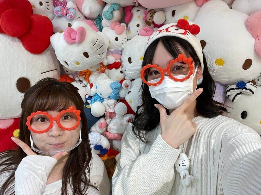 世永聖奈さんのインスタグラム写真 - (世永聖奈Instagram)「🎀🍎﻿ ﻿ 『ハローキティコレクション展』﻿ ﻿ 丸井今井札幌本店で29日まで開催！﻿ ﻿ きょうはこのコレクション展のプロデューサーであり、 サンリオ月刊情報誌「いちご新聞」元編集長である 高桑秀樹さんのトークショーで MCを担当させて頂きました！﻿ ﻿ 日本のかわいい文化の先駆者キティちゃんの世界を みなさん体感してみてください❤️﻿ ﻿ かわいいが止まりません！！！﻿ ﻿ #ハローキティコレクション展﻿ #ハローキティ #キティちゃん #サンリオ﻿ #かわいい #映え #フォトスポット﻿ #プロデューサー #高桑秀樹 さん﻿ #月刊情報誌 #いちご新聞﻿ ﻿ #HBC #北海道放送 #今日ドキッ﻿ #アナウンサー #世永聖奈 #セナスタグラム﻿ #日下怜奈 #妹 #別仕事だけど会えた﻿ #れーな ﻿」12月16日 16時53分 - hbc_yonagasena