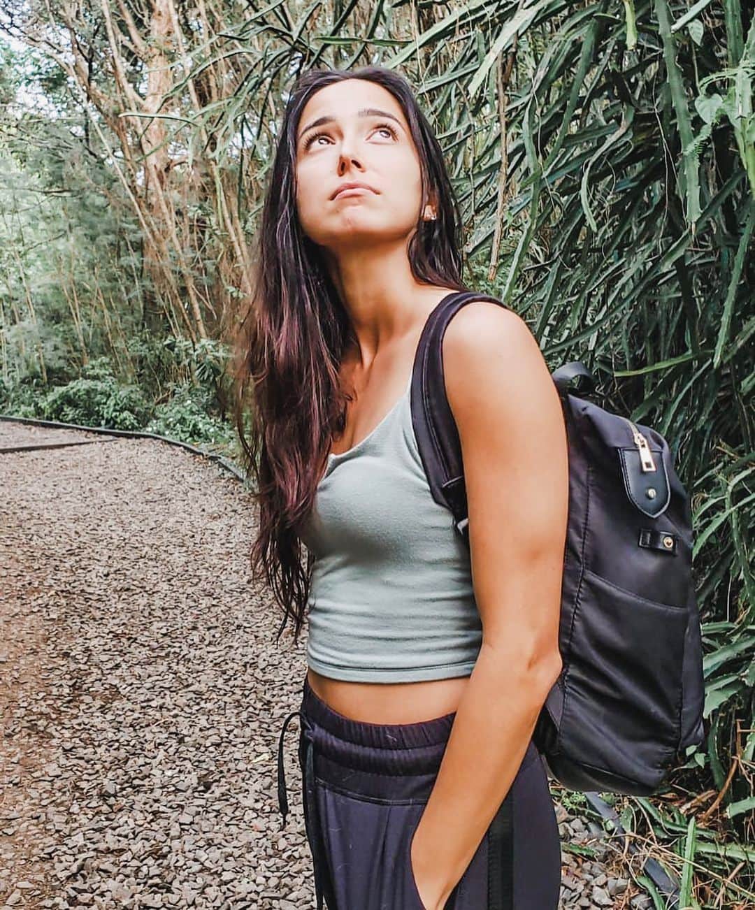 マヤ アリーナのインスタグラム：「𝐃𝐚𝐲 𝟏𝟏 𝐨𝐟 𝟏𝟐 𝐝𝐚𝐲𝐬 𝐨𝐟 𝐌𝐢𝐧𝐝𝐟𝐮𝐥𝐧𝐞𝐬𝐬:  Today’s mindful activity is to simply take a moment to look up. What do you notice? Do you see blue sky or do you see shades of gray?   What are the clouds like? How fast are they moving? Maybe follow one for a few minutes. Notice how it changes shape and constantly morphs.  Clouds are  simply just a mass of water droplets suspended in the atmosphere, but something about them I find so beautiful. Whether it helps you to clear your mind for just a moment or sparks your imagination to run wild, take a mindful moment and gaze up.   今日のマインドフルアクティビティは空を見上げる事。青空が見える？それとも、もっとグレイな感じ？  雲はどんな感じ？どれぐらい速く動いている？一つの雲に集中してみて。形がいつも変わっていくよね。雲はただ空気に含まれていた水蒸気が水滴に変化したものだけど、見ているとリラックスする。今日は２、3分でもいいから空を見上げてみてね⛅️  What is mindfulness? マインドフルネスとは？ “Mindfulness is the basic human ability to be fully present, aware of where we are and what we’re doing, and not overly reactive or overwhelmed by what’s going on around us.” - Mindful.org  マインドフルネスとは、「『今、この瞬間』を大切にする生き方」のこと。マインドフルネスのことをもっと知りたかったらこの記事読んでね　→　https://snabi.jp/article/118」