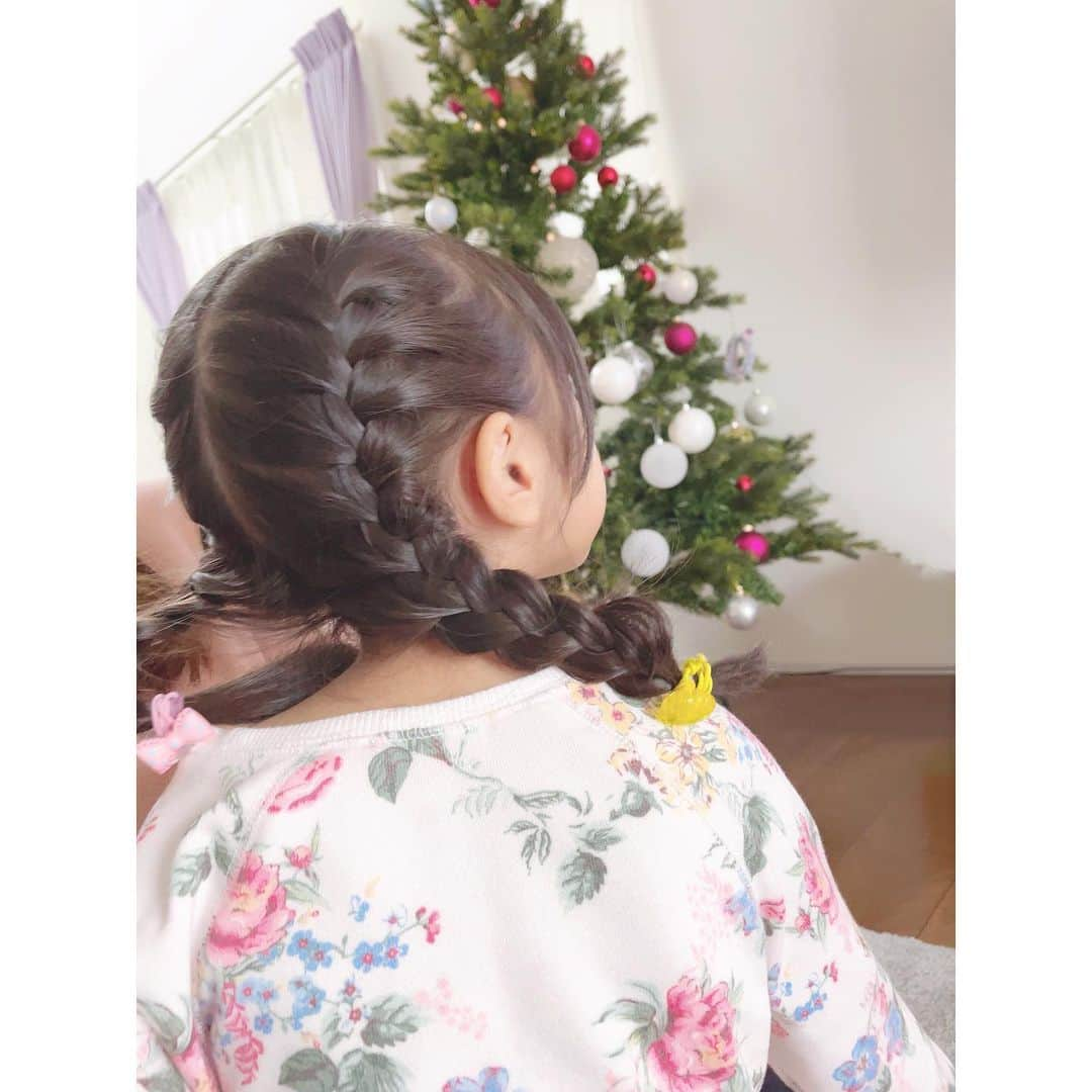 妃白ゆあさんのインスタグラム写真 - (妃白ゆあInstagram)「愛しの姪っ子💓﻿ ﻿ ヘアセットは私。﻿ ﻿ 姪っ子は私の宝塚退団日の翌々日に生まれました☺️❤️﻿ ﻿ 帰省する毎の成長が目覚ましい🥺✨✨✨﻿ ﻿ 保育園の発表会のダンスを家で一緒に録画ビデオ見ながら踊りました💃﻿ 振りを間違えると姪っ子にダメ出しされます😂﻿ 意外と疲れます！笑﻿ 子供の体力恐ろしい😂❤️﻿ ﻿ ﻿ あと、大きなかぶをラディッシュっていうのは衝撃でした(*ﾟ▽ﾟ*)✨✨﻿ ﻿ ﻿ もうすぐX'masですね〜🎄🎂﻿ サンタさんに何をお願いするのかな〜🎅✨﻿ ﻿ ﻿ #姪 #保育園　﻿ #発表会﻿ #ドラえもんダンス﻿ #大きなかぶ﻿ #ラディッシュ」12月16日 17時05分 - yua_hishiro