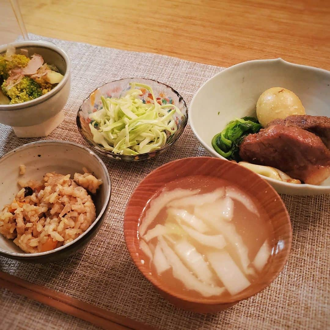 保坂玲奈さんのインスタグラム写真 - (保坂玲奈Instagram)「最近の晩御飯達🍚  美味しいお野菜とお米で幸せ〜😳 主菜以外は常備菜を盛り付けるだけなので メニューが似たようなものが続く...😂  お鍋が食べたくなってくる季節🥺 今夜東京では0℃まで行くらしいので 暖かくしようっと☃︎　 . . . #ひとりごはん#献立#一汁三菜#食べるは生きる#自炊#一人暮らしごはん#テーブルコーディネート#無農薬野菜#プロラボファーム#発芽玄米#酵素玄米#玄米#タモさんカレー#器を楽しむ暮らし#豊かな暮らし」12月16日 17時00分 - __renao_0707