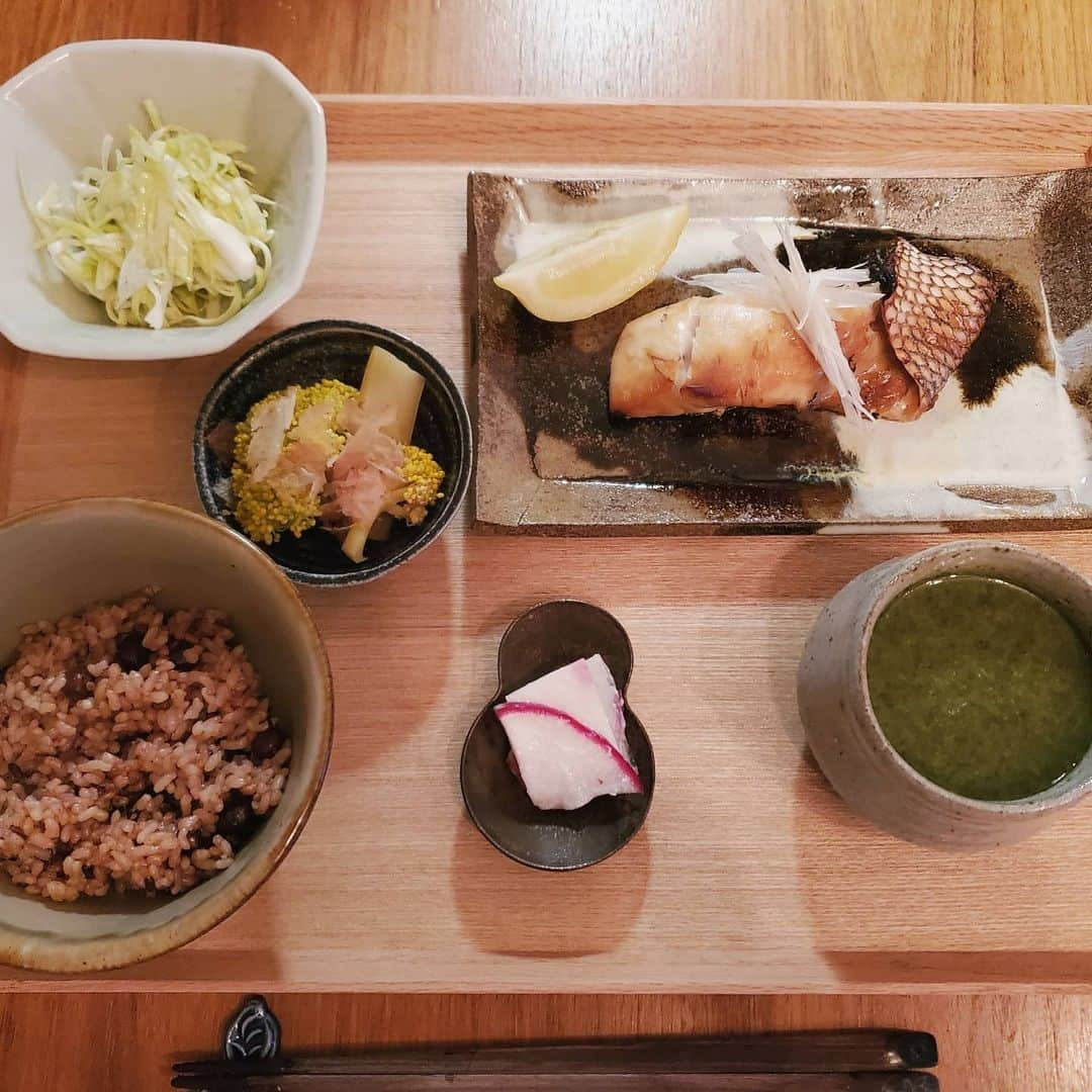 保坂玲奈さんのインスタグラム写真 - (保坂玲奈Instagram)「最近の晩御飯達🍚  美味しいお野菜とお米で幸せ〜😳 主菜以外は常備菜を盛り付けるだけなので メニューが似たようなものが続く...😂  お鍋が食べたくなってくる季節🥺 今夜東京では0℃まで行くらしいので 暖かくしようっと☃︎　 . . . #ひとりごはん#献立#一汁三菜#食べるは生きる#自炊#一人暮らしごはん#テーブルコーディネート#無農薬野菜#プロラボファーム#発芽玄米#酵素玄米#玄米#タモさんカレー#器を楽しむ暮らし#豊かな暮らし」12月16日 17時00分 - __renao_0707