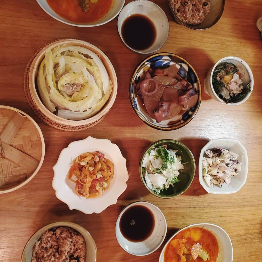 保坂玲奈さんのインスタグラム写真 - (保坂玲奈Instagram)「最近の晩御飯達🍚  美味しいお野菜とお米で幸せ〜😳 主菜以外は常備菜を盛り付けるだけなので メニューが似たようなものが続く...😂  お鍋が食べたくなってくる季節🥺 今夜東京では0℃まで行くらしいので 暖かくしようっと☃︎　 . . . #ひとりごはん#献立#一汁三菜#食べるは生きる#自炊#一人暮らしごはん#テーブルコーディネート#無農薬野菜#プロラボファーム#発芽玄米#酵素玄米#玄米#タモさんカレー#器を楽しむ暮らし#豊かな暮らし」12月16日 17時00分 - __renao_0707