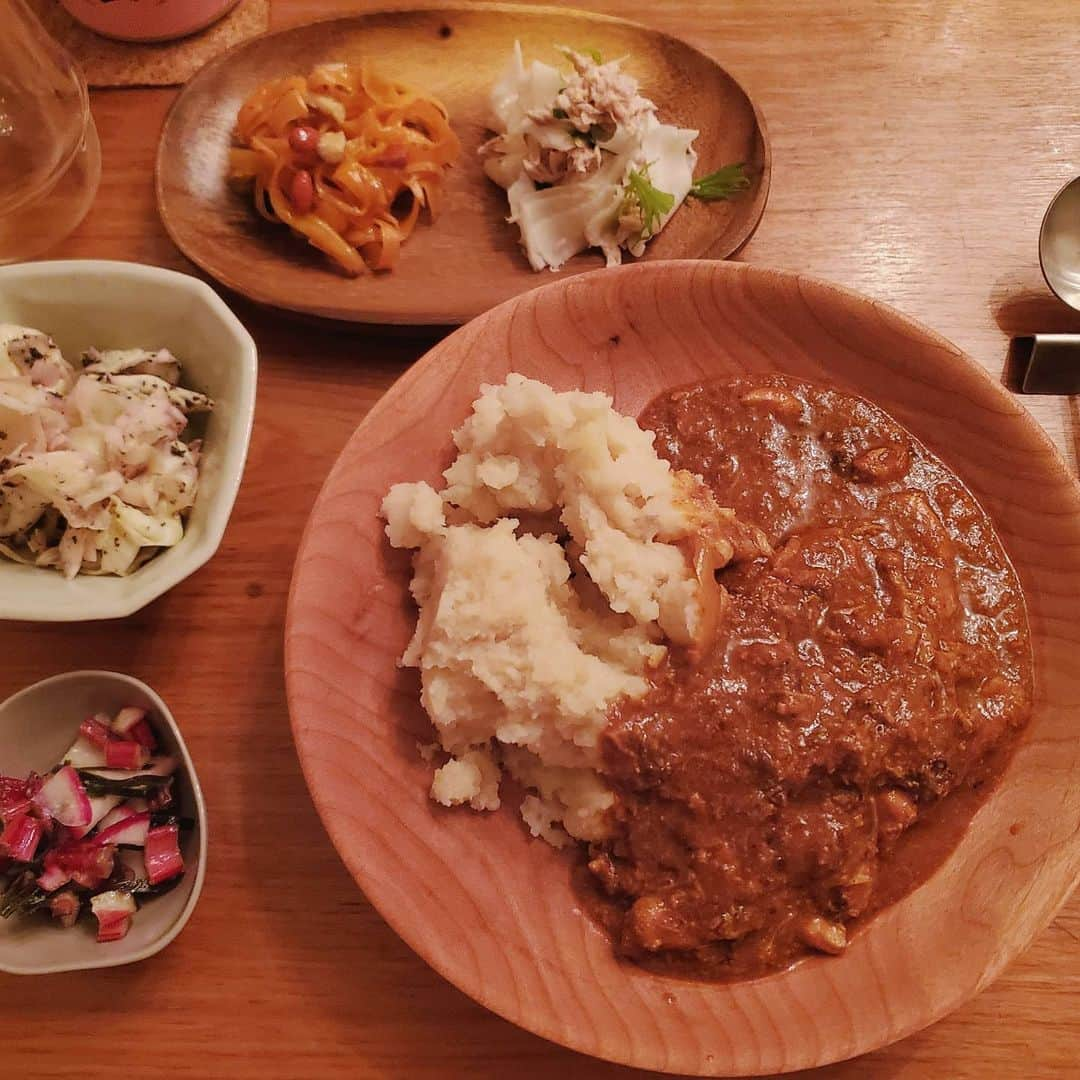 保坂玲奈さんのインスタグラム写真 - (保坂玲奈Instagram)「最近の晩御飯達🍚  美味しいお野菜とお米で幸せ〜😳 主菜以外は常備菜を盛り付けるだけなので メニューが似たようなものが続く...😂  お鍋が食べたくなってくる季節🥺 今夜東京では0℃まで行くらしいので 暖かくしようっと☃︎　 . . . #ひとりごはん#献立#一汁三菜#食べるは生きる#自炊#一人暮らしごはん#テーブルコーディネート#無農薬野菜#プロラボファーム#発芽玄米#酵素玄米#玄米#タモさんカレー#器を楽しむ暮らし#豊かな暮らし」12月16日 17時00分 - __renao_0707