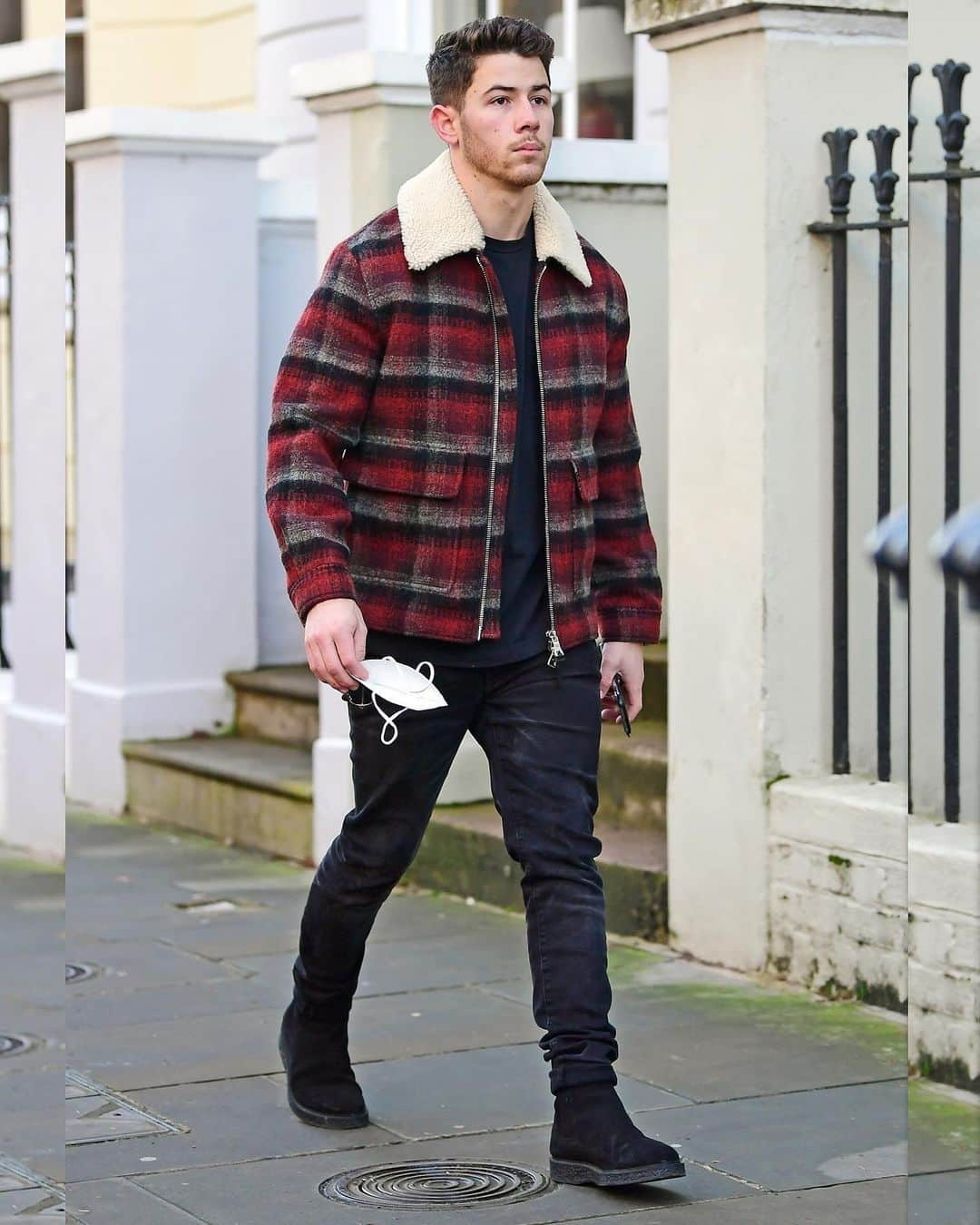 Just Jaredさんのインスタグラム写真 - (Just JaredInstagram)「@nickjonas was spotted on a solo stroll around the Notting Hill neighborhood of London on Tuesday afternoon! #NickJonas Photos: Backgrid」12月16日 17時02分 - justjared