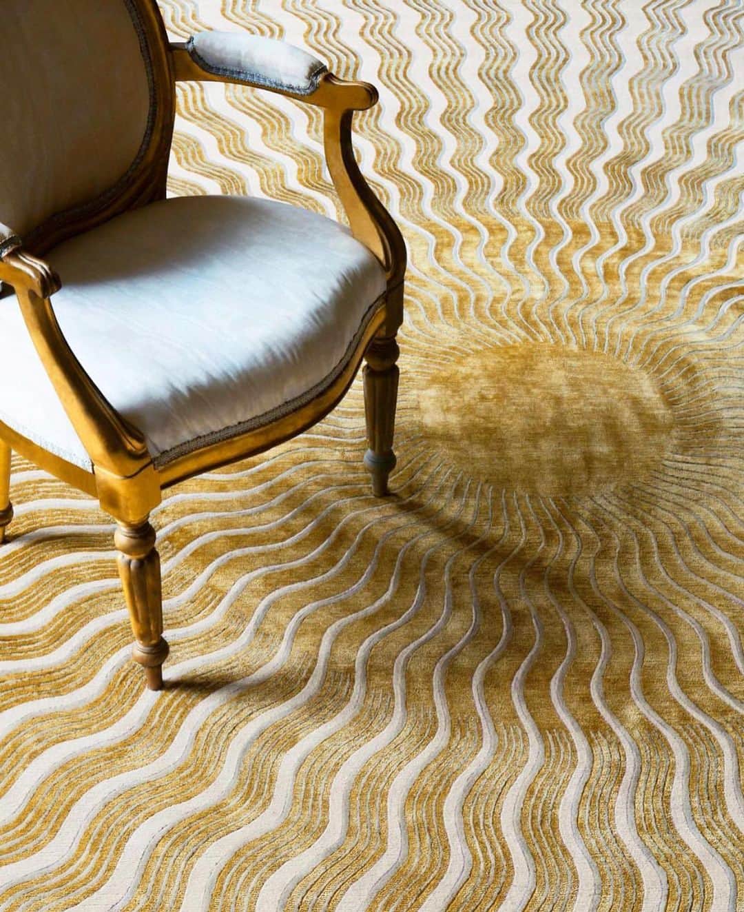 メアリーカトランズのインスタグラム：「Brightening up our day with our #Sunray rug @therugcompany #marykatrantzou 🌞」