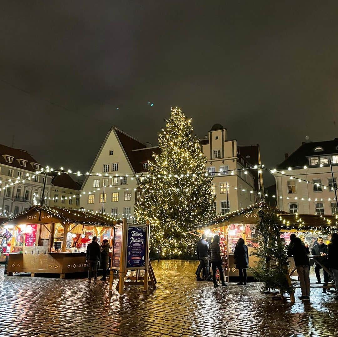 高野勇樹のインスタグラム：「. Tallinn Christmas Market . . #tallinn #estonia #タリン #タリン旧市街 #エストニア旅行 #電子国家 #ブロックチェーン #フィンテック #暗号資産 #取引所 #トークン #トークンエコノミー」