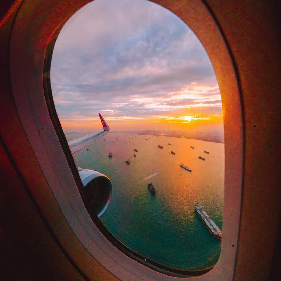 のインスタグラム：「SNAP the holiday hassle away by booking a flight + hotel combo!  ✈️ + 🛏️  Enjoy the best hotels and the ease of SNAP combos with best price guaranteed!  📍PENANG Berjaya Hotel Penang  RM 99  📍LANGKAWI Resorts World Langkawi RM 129  Book now at airasia.com or head over to the link in our bio.  Travel from 4 Jan - 31 Mar 2021. #airasiaForEveryone __________ *All prices include return flights + 3D2N hotel stay + tax. Prices quoted are on a per person with a twin sharing basis. T&C: https://air.asia/w5cq7  VISA Card holders enjoy RM10* OFF.  *Promo is applicable with minimum spend of RM100 for Flights, SNAP and Hotels. Promotion shall not be applicable to bookings made under My Bookings on airasia.com.」