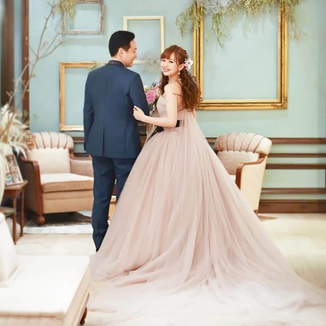 プレ花嫁の結婚式準備サイト farny 【ファーニー】さんのインスタグラム写真 - (プレ花嫁の結婚式準備サイト farny 【ファーニー】Instagram)「@farny_weddingをフォローして #プラコレ #farnyレポ を付けて投稿してくださいね♥ . :-: :-: :-: :-: :-: :-: :-: :-: :-: 本日紹介したいウェディングフォトは・・・ @yukinko_wedding2020 さん♡ . 【#振り向きショット】 可愛く♡花嫁ショットを残したい方に ぜひおすすめしたい構図💕  トレーンが美しい @a_by_hatsukoendo ドレスが 花嫁さまの可愛さをより一層引き出します* . ====================  \\花嫁ライター募集中// @farny_wedding の DMより”Farny 花嫁ライター希望”とお送りくださいね◎ 担当者から折り返しご連絡さしあげます⁂ . \\花嫁アプリ // プロのアドバイザーに結婚式の相談を何度でも♡ ウェディングドレスの記事や、 自分のウェディングレポを残せちゃう♡” . ＞＞＞TOPのURLからcheck ⋈ @placolewedding ＞＞＞結婚のご相談は プラコレウェディングアドバイザーへ♡ @wedding_adviser ＞＞＞ウェディングレポを残したいなら、 farny by プラコレをcheck ✎ @farny_wedding ＞＞＞ウェディングアイデア＆DIYは ドレシーアイデアcheck ❁ @dressy_idea . ┈┈┈┈┈┈┈┈┈┈┈┈┈┈┈┈┈┈┈ #プレ花嫁 #卒花嫁 #結婚準備 #結婚式 #結婚式場 #当日レポ #weddingtbt #ウェディングフォト #卒花しました #farnyレポ #前撮り #大人花嫁 #2020冬婚 #2021春婚 #ナチュラルウェディング #おしゃれ花嫁 #ハツコエンドウマノン #くすみカラードレス #花嫁コーディネート #撮影指示書 #ウェディングフォト #チュールドレス #ダウンヘア #カラードレス」12月16日 17時07分 - farny_wedding