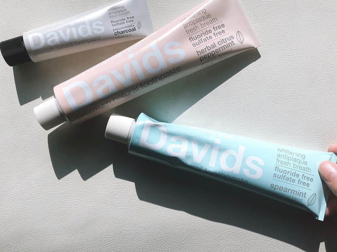 田中マヤさんのインスタグラム写真 - (田中マヤInstagram)「お口のケアはナチュラルなものにしてます✨ @davidsnaturaltoothpaste.jp  ・ ⚫︎フッ化物フリー ⚫︎硫酸塩系発泡剤フリー ⚫︎人工香味料フリー ⚫︎人工甘味料フリー ⚫︎着色料フリー ⚫︎保存料フリー ・ 上の小さいのは ココナッツ殻活性炭と天然ミントでホワイトニング。 サイズが小さいので持ち運び用。 ・ 水色はスペアミント ピンクはハーバルシトラスミント ・ チューブ巻きをくるくる するのも楽しみのひとつ😆 ・ #davids #歯磨き粉 #歯磨き #口腔ケア #ホワイトニング #toothpaste」12月16日 17時11分 - tanakamaya__official