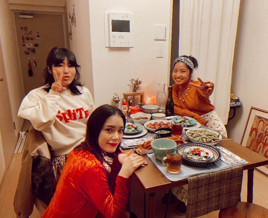 Rihwaさんのインスタグラム写真 - (RihwaInstagram)「X'mas Party 2020🎄✨☃️💖🎅 with @yasudarei & @yukamizz  みんなでそれぞれ持ち寄って料理したりテーブルセットしたり部屋キラキラに装飾したり、あみだくじでプレゼント交換もして、どれもが最高に楽しかった＆美味しかった！！！！！🤣💖🙏🏽✨ 初めてローストビーフに挑戦したんだけど、フライパンとアルミホイルで簡単に出来ちゃったよ！またスペシャルな時にやろうと思う！😍✨ 人恋しい一年だったけど、友達の存在にすごくすごく救われたなぁ。大好きだよ！ありがとうレイちゃんゆかさん！！！！メリークリスマス！🎄💞☺️🌸 #Rihwa #安田レイ #YUKA #christmas #party #friends #love #thankyou」12月16日 17時11分 - rihwa_official