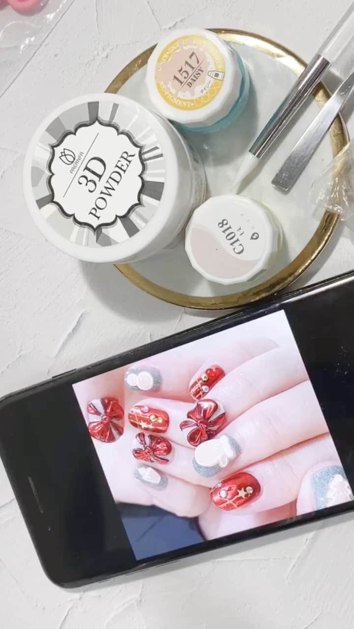 なかやまちえこのインスタグラム：「LOG①です。⠀ ⠀ メタリックな3Dリボンを作ります。⠀ まずはジェル専用3Dパウダーとカラージェルを混ぜます。⠀ ⠀ It is LOG ①. ⠀  ⠀ Make a metallic 3D ribbon. ⠀ First, mix the gel-specific 3D powder and color gel.⠀ ⠀  PREGEL・Betty gel・きまぐれキャット・PREANFA・PREXY商品は、ネイリストの方は↓ ⠀ プリモール @nail_premall ⠀ http://gelnailshop.com/ ⠀ ⠀ キャンディポケット @candypocket_official ⠀ http://www.beautysupport.jp/sm/script_main/shoptop.php ⠀ ⠀ セルフの方は↓ ⠀ ジョイアート @joyartofficial ⠀ http://joyart.biz/ ⠀ ⠀ にて購入頂けます☺️⠀⠀  ⠀ @pregelofficial @kimagure_cat_whim @bettygel_official  #nail #nails #nailart #ネイル #美甲 #ネイルアート  #japanesenailart #manucure #japanesenails #manicurist #gelnails #أظافر #네일아트 #미용 #vẽmóng #ngườiđẹp  #เพ้นท์เล็บ #искусствоногтя #artedeuñas #เพ้นท์เล็บเจล #ジェルネイルデザイン #ネイルデザイン #senikuku #nagelkunst #3dnails #3dネイル #リボンネイル #ribbonnails」